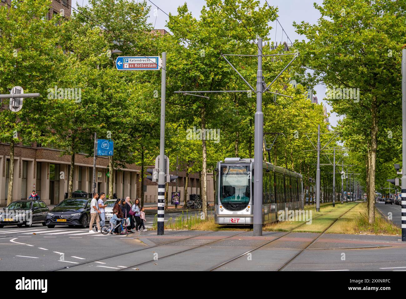 Verde urbano, via Laan op Zuid, nel quartiere di Rotterdam di Feijenoord, 4 corsie, 2 piste per tram, piste ciclabili su entrambi i lati, piedi Foto Stock