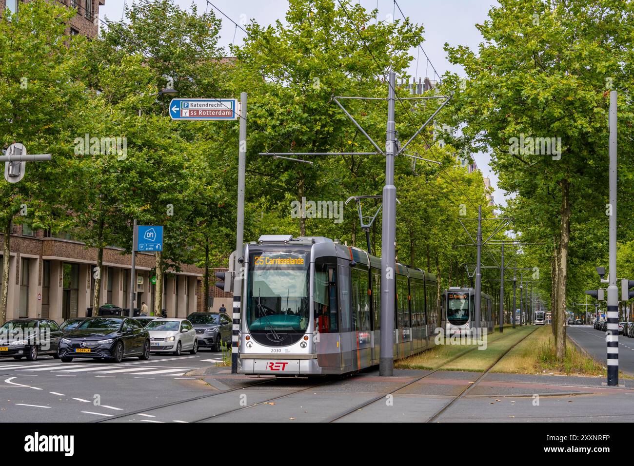 Verde urbano, via Laan op Zuid, nel quartiere di Rotterdam di Feijenoord, 4 corsie, 2 piste per tram, piste ciclabili su entrambi i lati, piedi Foto Stock