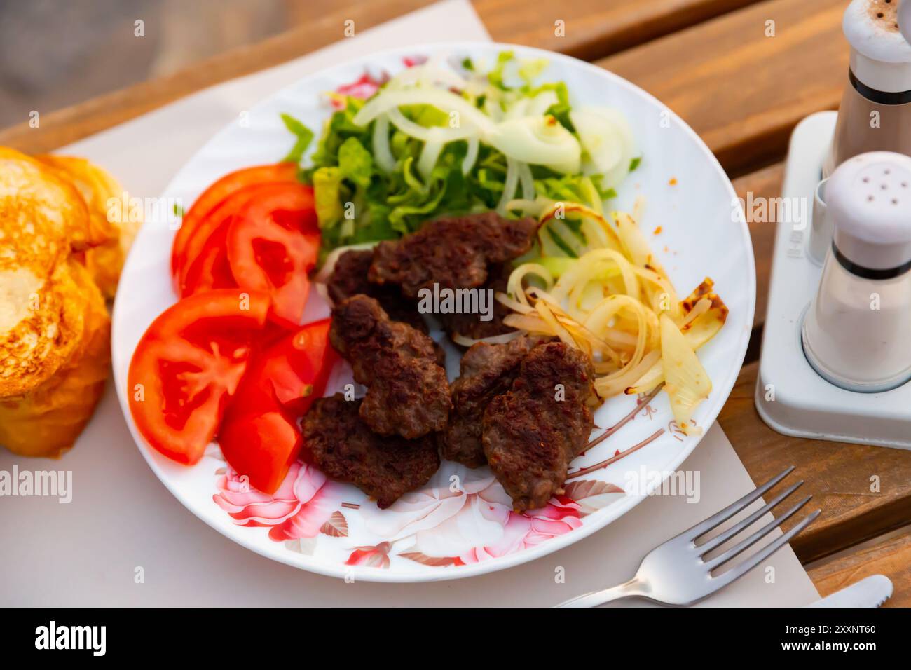 Kofte turco alla griglia di agnello con contorno di verdure Foto Stock