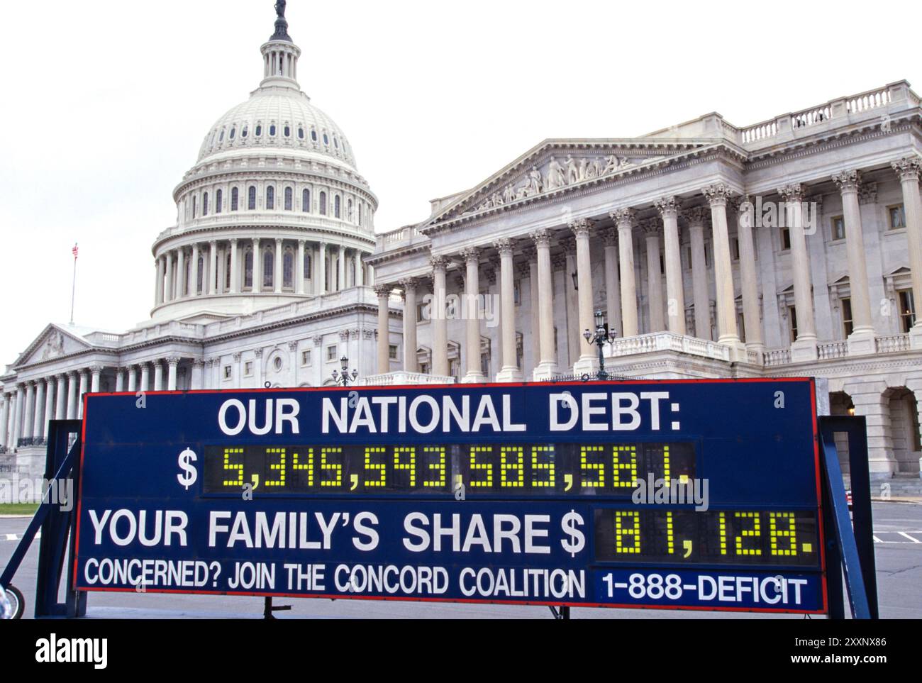 Il Concord Coalition National Debt Clock contando il debito nazionale federale in mostra fuori dal Campidoglio degli Stati Uniti a Capitol Hill, 27 febbraio 1997 a Washington, D.C. l'orologio, partì per un tour di 30 stati per promuovere l'emendamento del bilancio bilanciato. Foto Stock