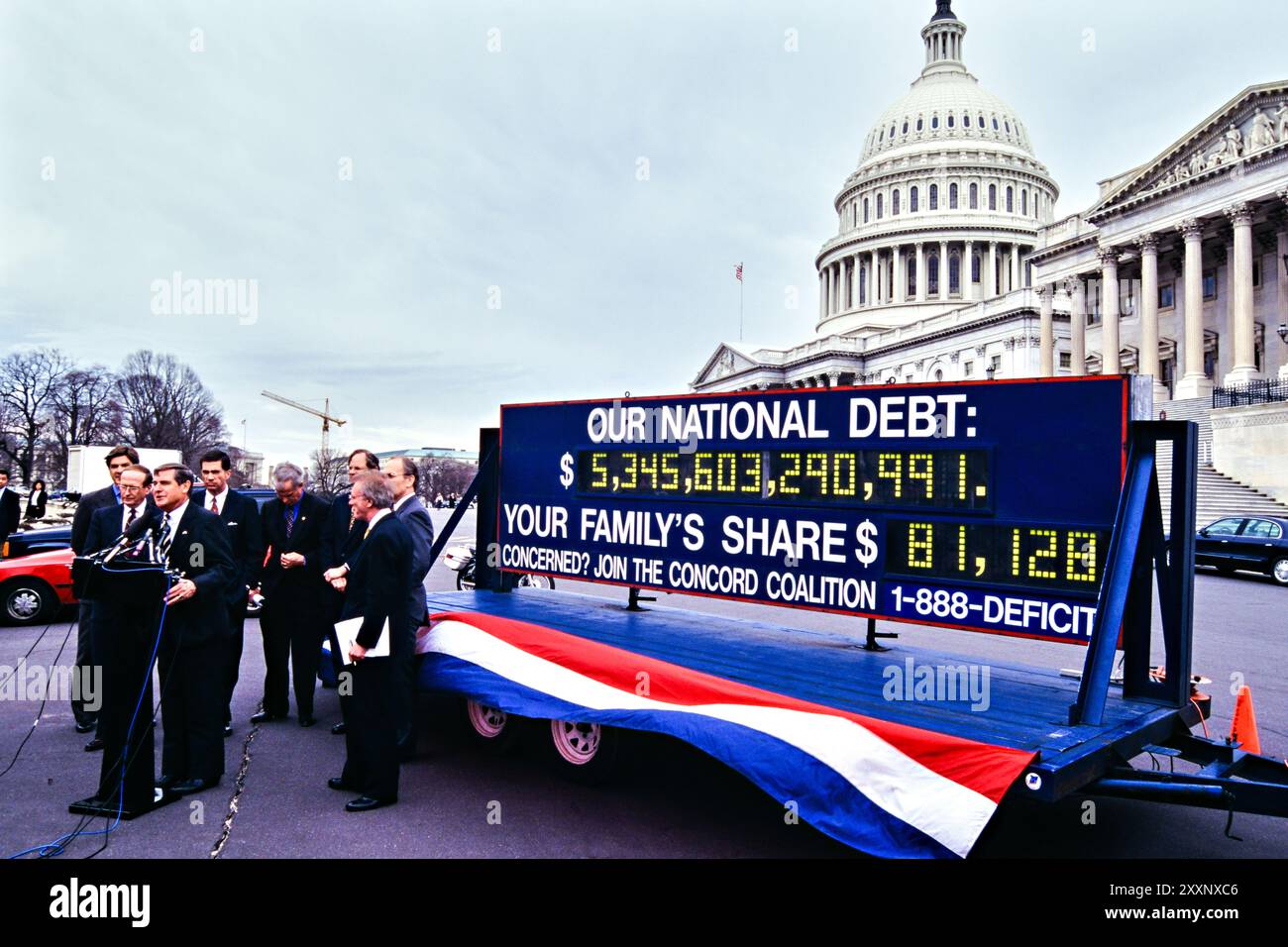 U. Il rappresentante Billy Tauzin, R-LA, parla ai media di fronte al Concord Coalition National Debt Clock fuori dal Campidoglio degli Stati Uniti a Capitol Hill, 27 febbraio 1997 a Washington, D.C. l'orologio, partì per un tour di 30 stati per promuovere l'emendamento del bilancio bilanciato. Foto Stock