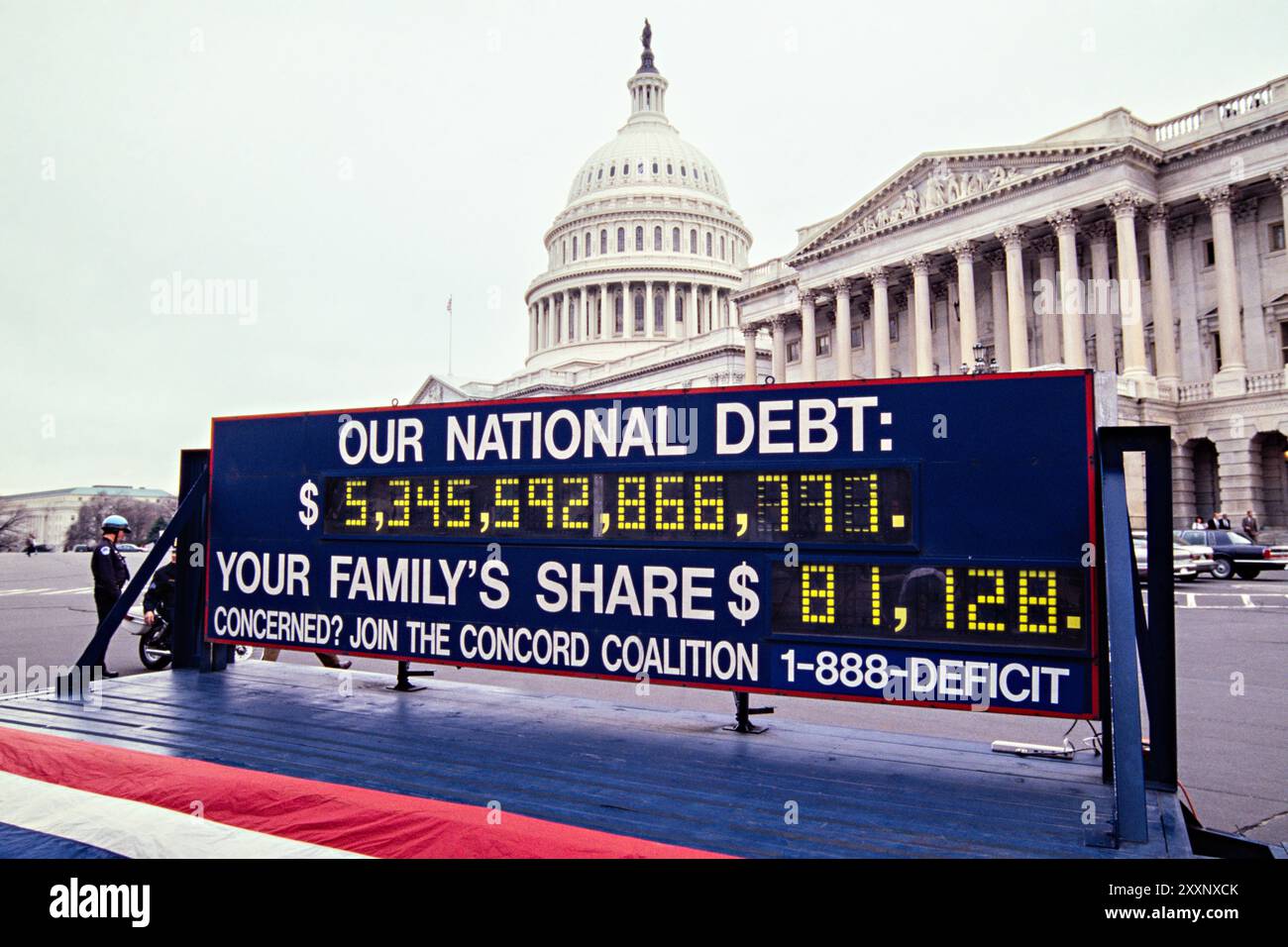 Il Concord Coalition National Debt Clock contando il debito nazionale federale in mostra fuori dal Campidoglio degli Stati Uniti a Capitol Hill, 27 febbraio 1997 a Washington, D.C. l'orologio, partì per un tour di 30 stati per promuovere l'emendamento del bilancio bilanciato. Foto Stock