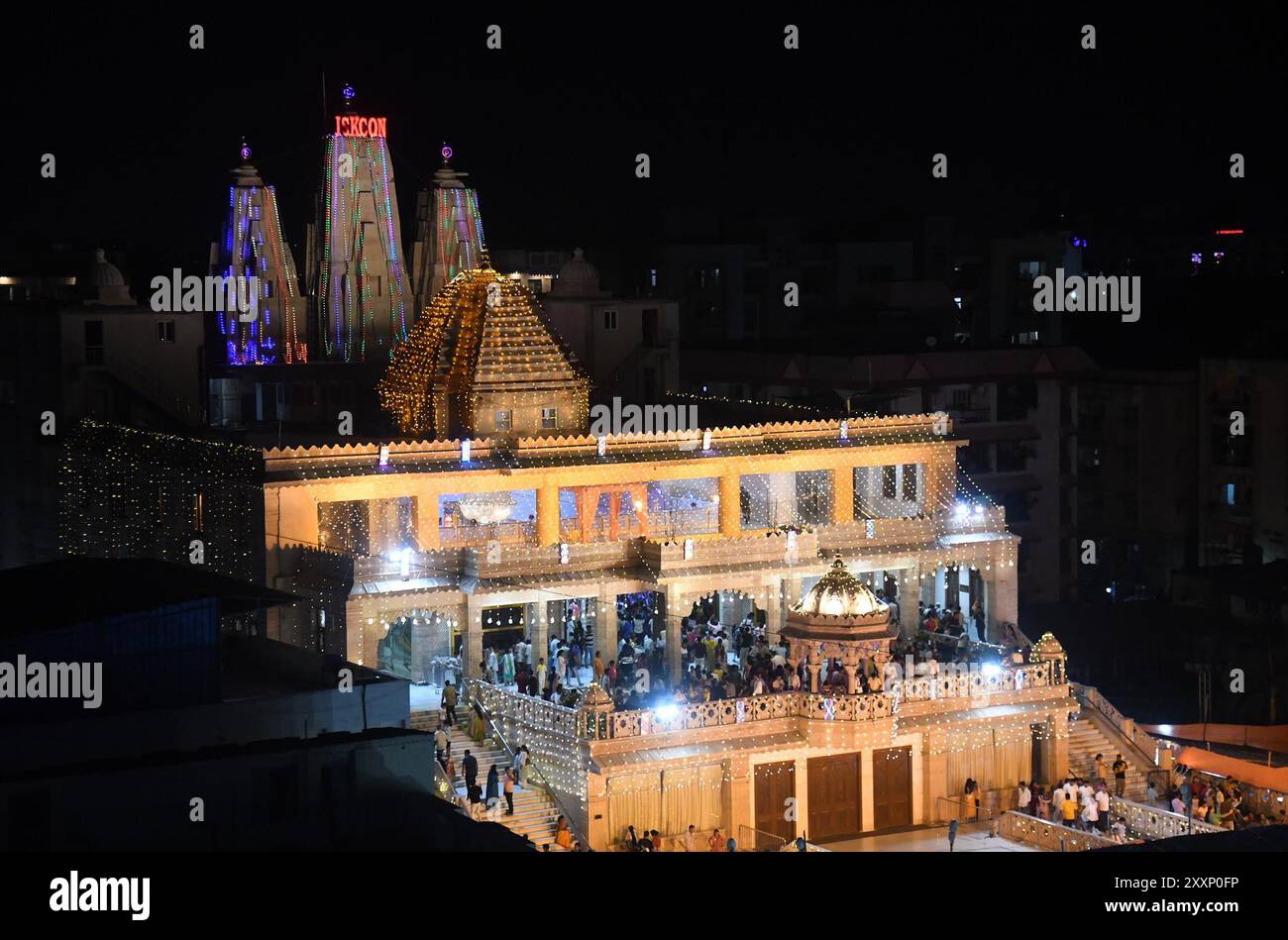 Patna, India. 25 agosto 2024. PATNA, INDIA - AGOSTO 25: Luce colorata decorata intorno al Tempio ISKCON a Patna alla vigilia del festival Shri Krishna Janmashtami, il 25 agosto 2024 a Patna, India. (Foto di Santosh Kumar/Hindustan Times/Sipa USA ) credito: SIPA USA/Alamy Live News Foto Stock