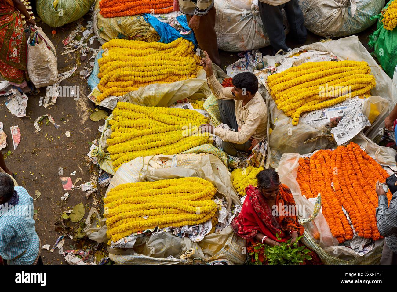 Vivace e colorato mercato dei fiori di Howrah in Strand Bank Road, Kolkata (Calcutta), Bengala Occidentale, India Foto Stock