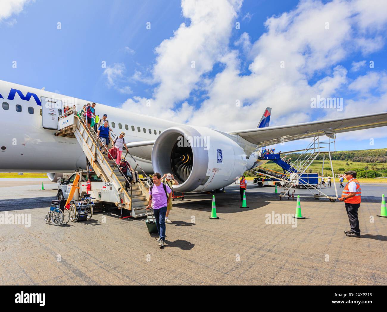 I passeggeri che arrivano all'aeroporto internazionale di Mataveri (Aeroporto Isla de Pascua) sbarcano da un Dreamliner 787 LATAM, Isola di Pasqua (Rapa Nui), Cile Foto Stock