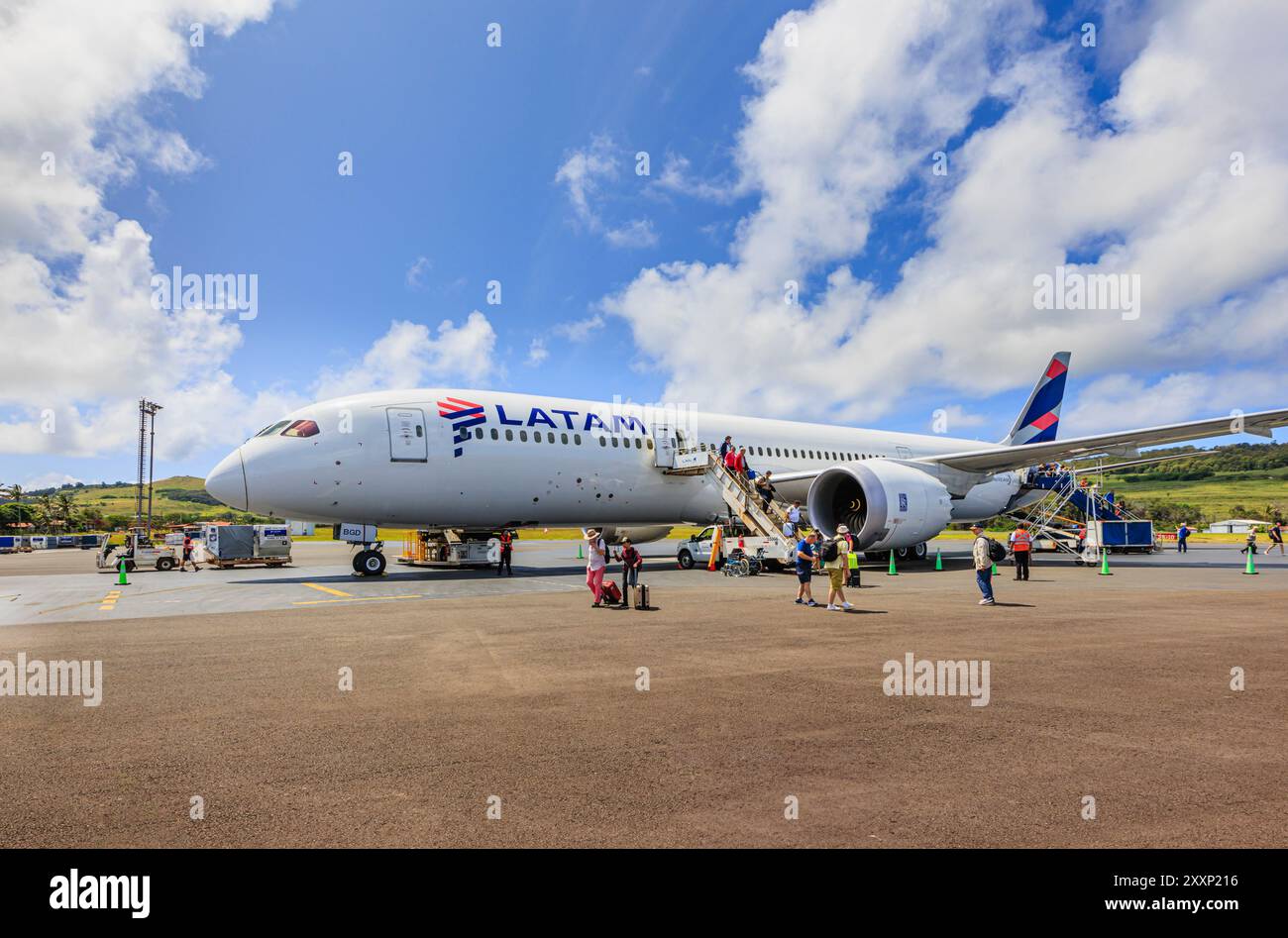 I passeggeri che arrivano all'aeroporto internazionale di Mataveri (Aeroporto Isla de Pascua) sbarcano da un Dreamliner 787 LATAM, Isola di Pasqua (Rapa Nui), Cile Foto Stock