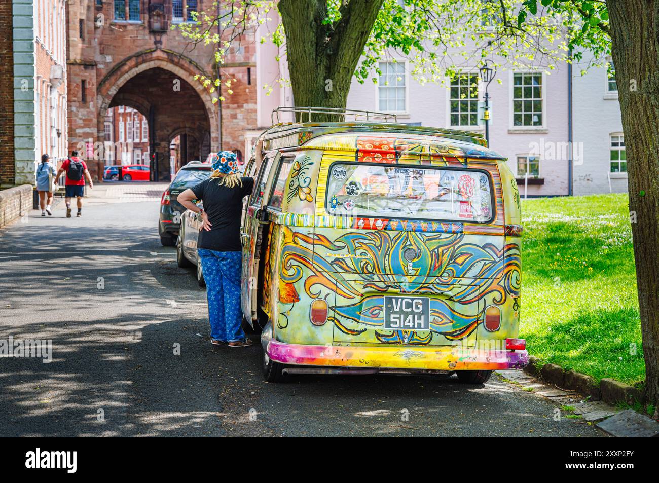 Camper Volkswagen d'epoca dipinta in stile hippie parcheggiata a College Green, Worcester, una città cattedrale nel Worcestershire, West Midlands, Inghilterra Foto Stock