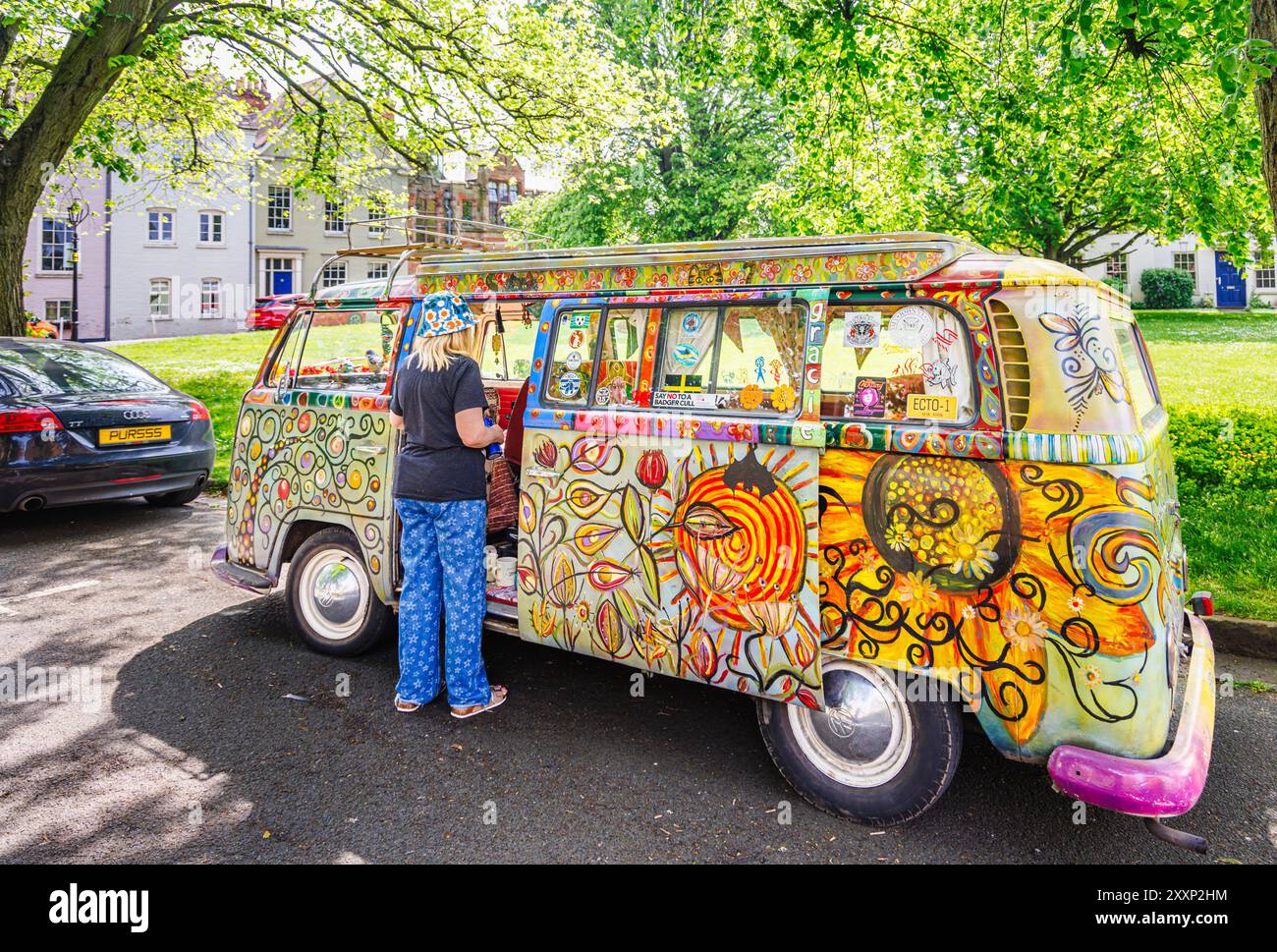 Camper Volkswagen d'epoca dipinta in stile hippie parcheggiata a College Green, Worcester, una città cattedrale nel Worcestershire, West Midlands, Inghilterra Foto Stock