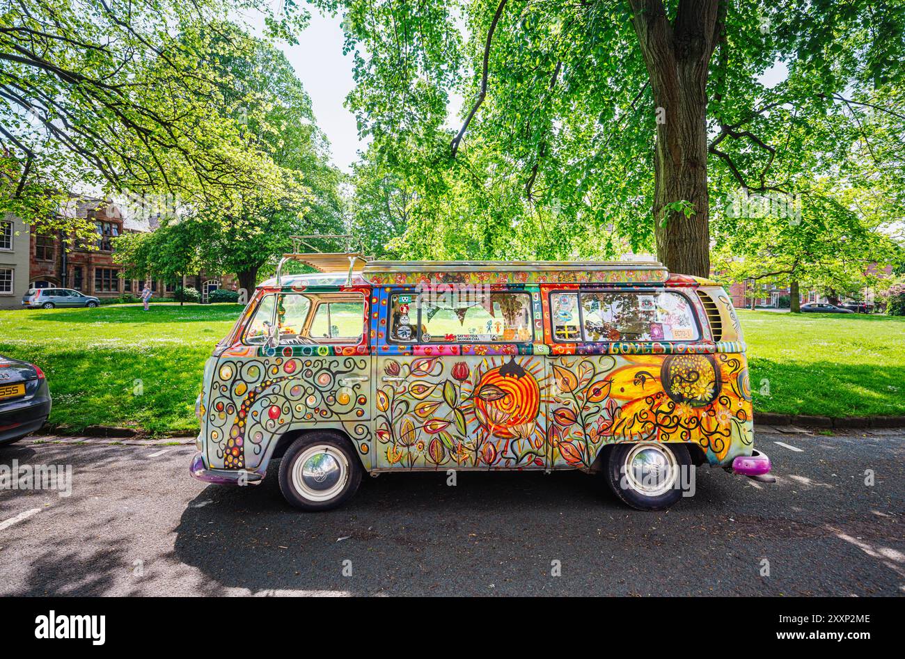 Camper Volkswagen d'epoca dipinta in stile hippie parcheggiata a College Green, Worcester, una città cattedrale nel Worcestershire, West Midlands, Inghilterra Foto Stock