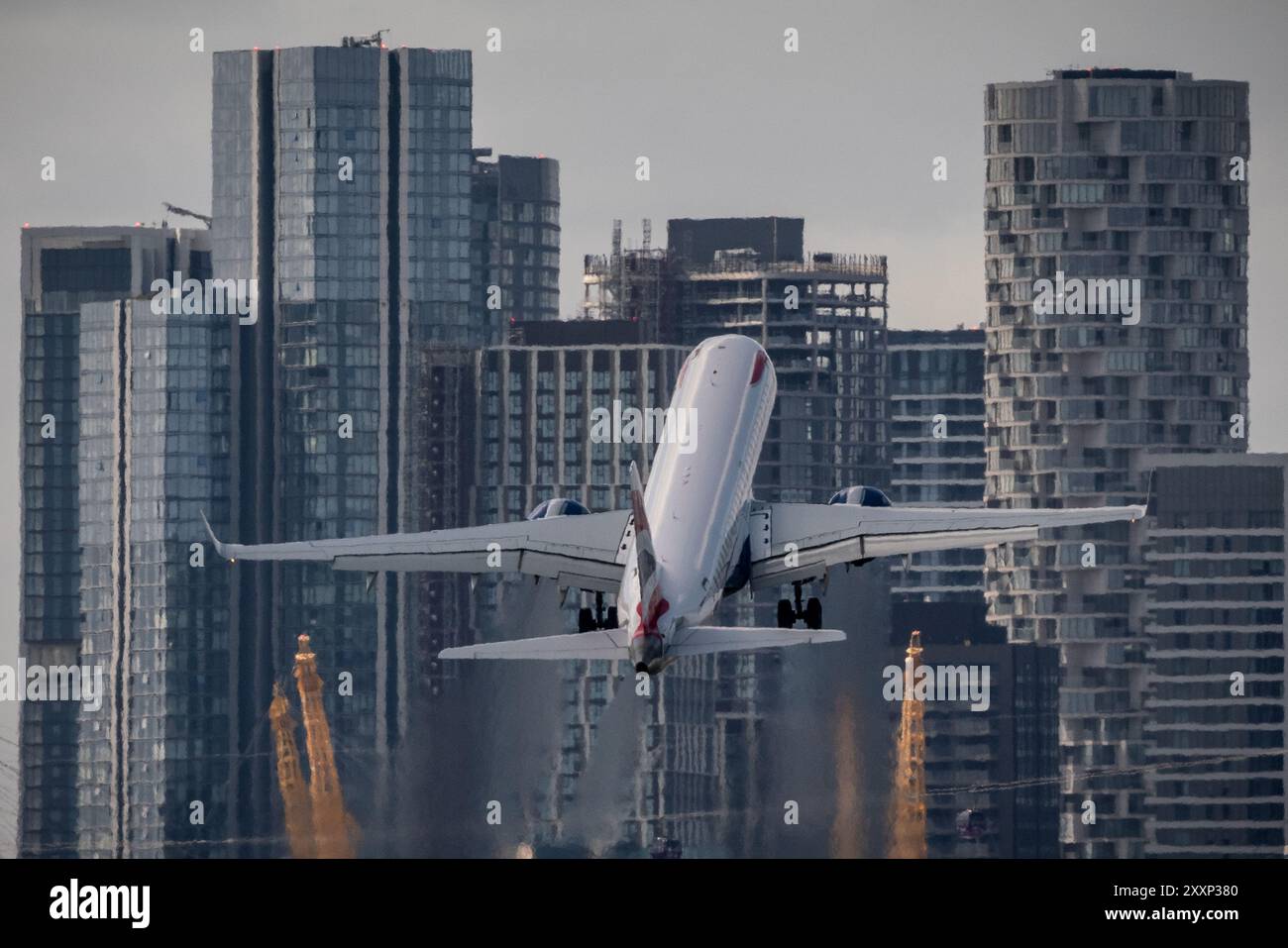 Londra, Regno Unito. 25 agosto 2024. I jet passeggeri decollano e atterrano all'aeroporto di London City. L'aeroporto cittadino compatto ha recentemente ottenuto il via libera per espandere la capacità del suo terminal di quasi il 40%, il che porterebbe l'attuale limite di 6,5 milioni a nove milioni di passeggeri all'anno. Controverso, più della metà dei viaggi effettuati dall'aeroporto di Londra City nel 2023 potrebbe essere raggiunta in sei ore o meno in treno, secondo i dati del think tank della New Economics Foundation (NEF). Crediti: Guy Corbishley/Alamy Live News Foto Stock