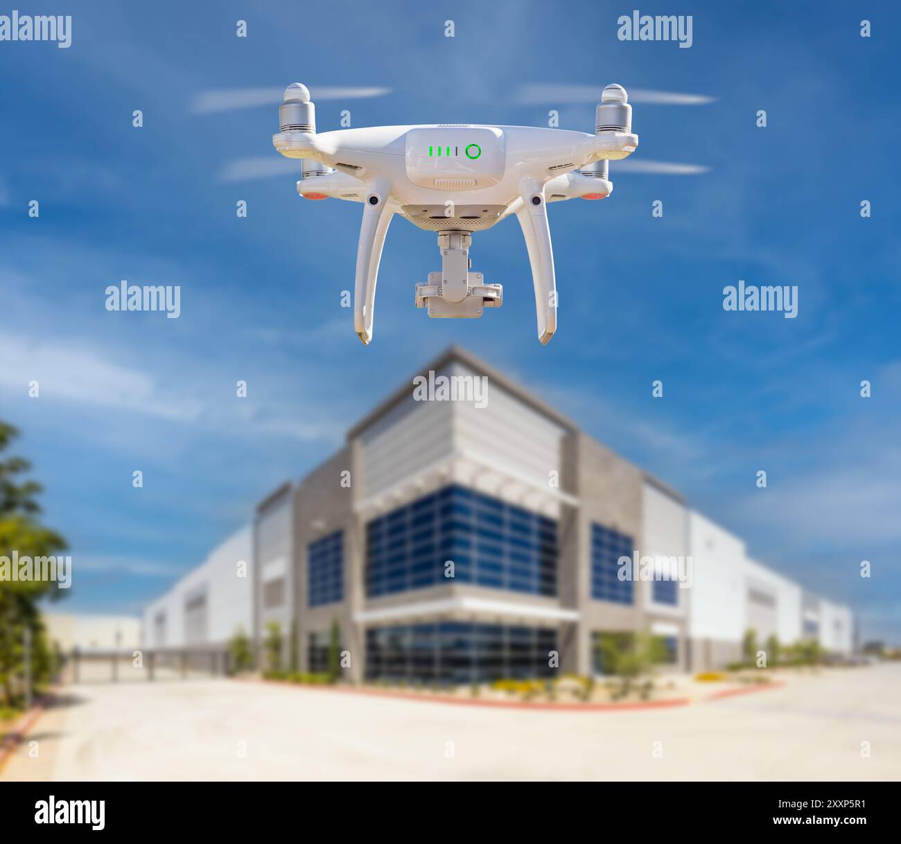 Velivoli senza pilota sistema (UAS) Quadcopter Drone in aria in prossimità di edifici aziendali. Foto Stock