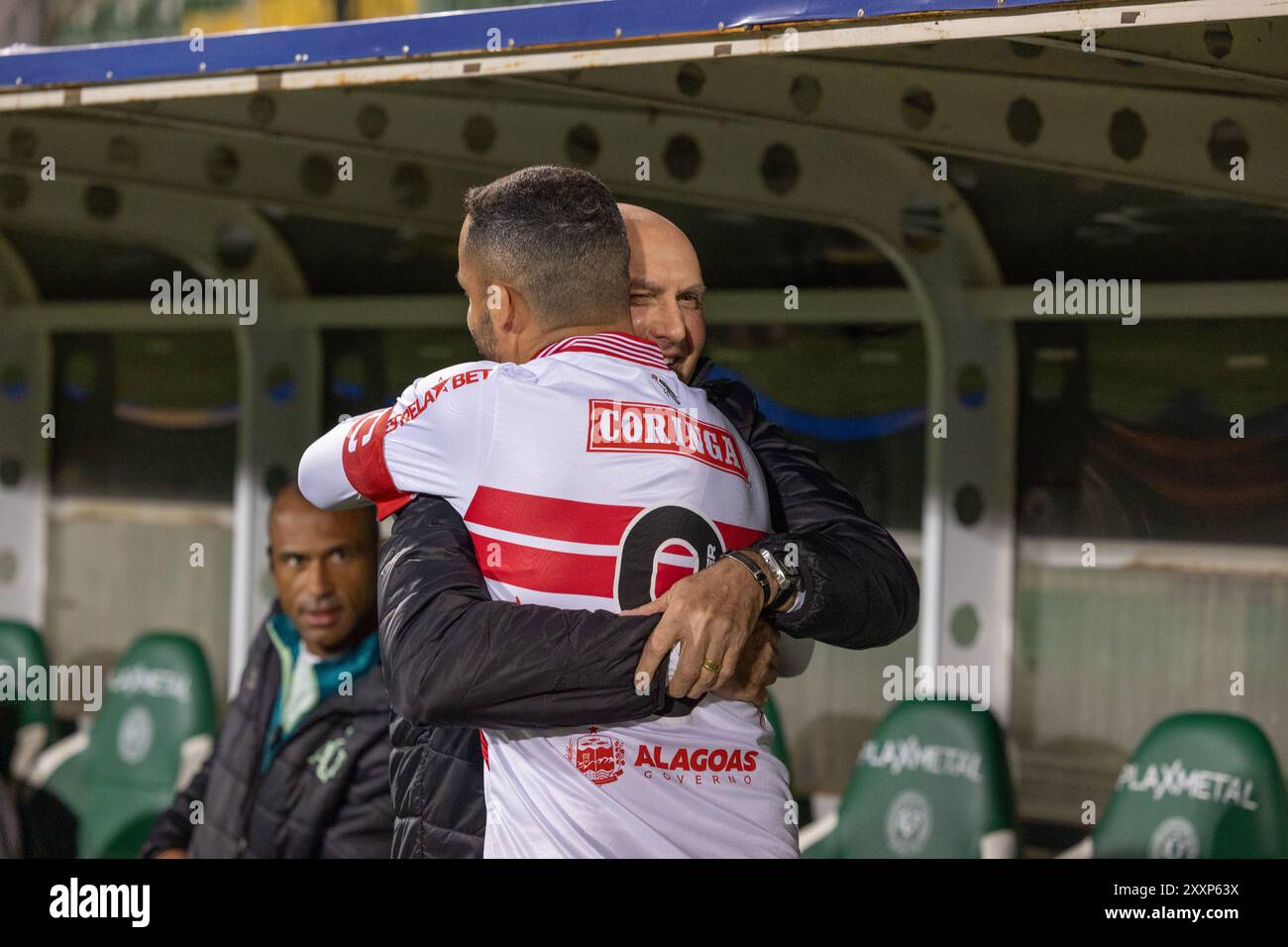 SC - CHAPECO - 08/25/2024 - BRASILIANO B 2024, CHAPECOENSE x CRB - ricongiungimento tra Gilmar dal Pozzo, allenatore Chapecoense e Anselmo Ramon durante una partita contro CRB allo stadio Arena Conda per il campionato brasiliano B 2024. Foto: Liamara polli/AGIF (foto di Liamara polli/AGIF/Sipa USA) Foto Stock