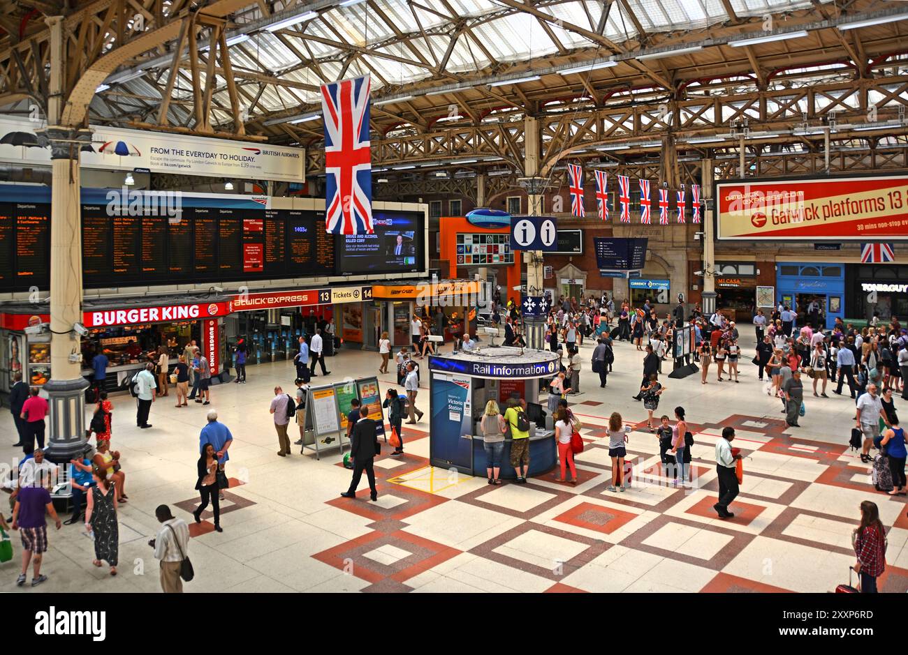 Londra, Regno Unito - 17 luglio 2013: All'interno della storica stazione ferroviaria Victoria, Londra Regno Unito. Foto Stock