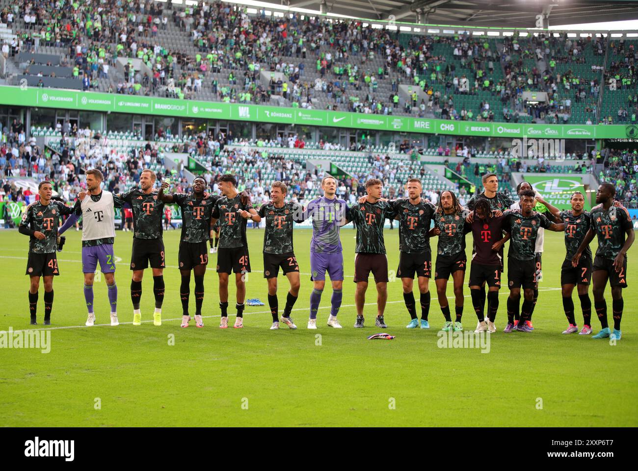 WOLFSBURG, GERMANIA - AGOSTO 25: I giocatori del Bayern Muenchen celebrano la vittoria dopo la partita di Bundesliga tra il Wolfsburg e il Bayern München alla Volkswagen Arena il 25 agosto 2024 a Wolfsburg, Germania. © diebilderwelt / Alamy Stock Foto Stock