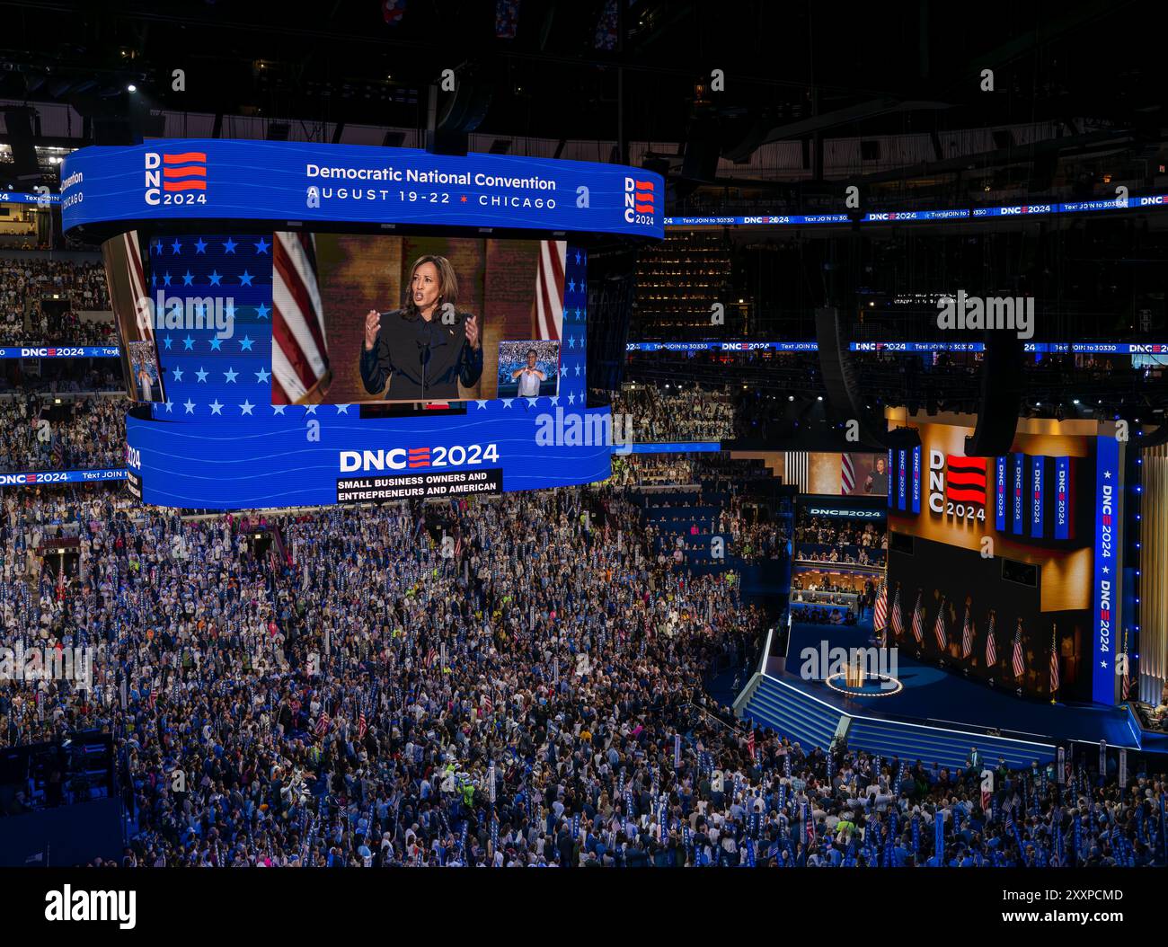 CHICAGO, Ill. - 22 agosto 2024: La candidata democratica alla presidenza Kamala Harris si rivolge alla Convention nazionale democratica del 2024 allo United Center. Foto Stock