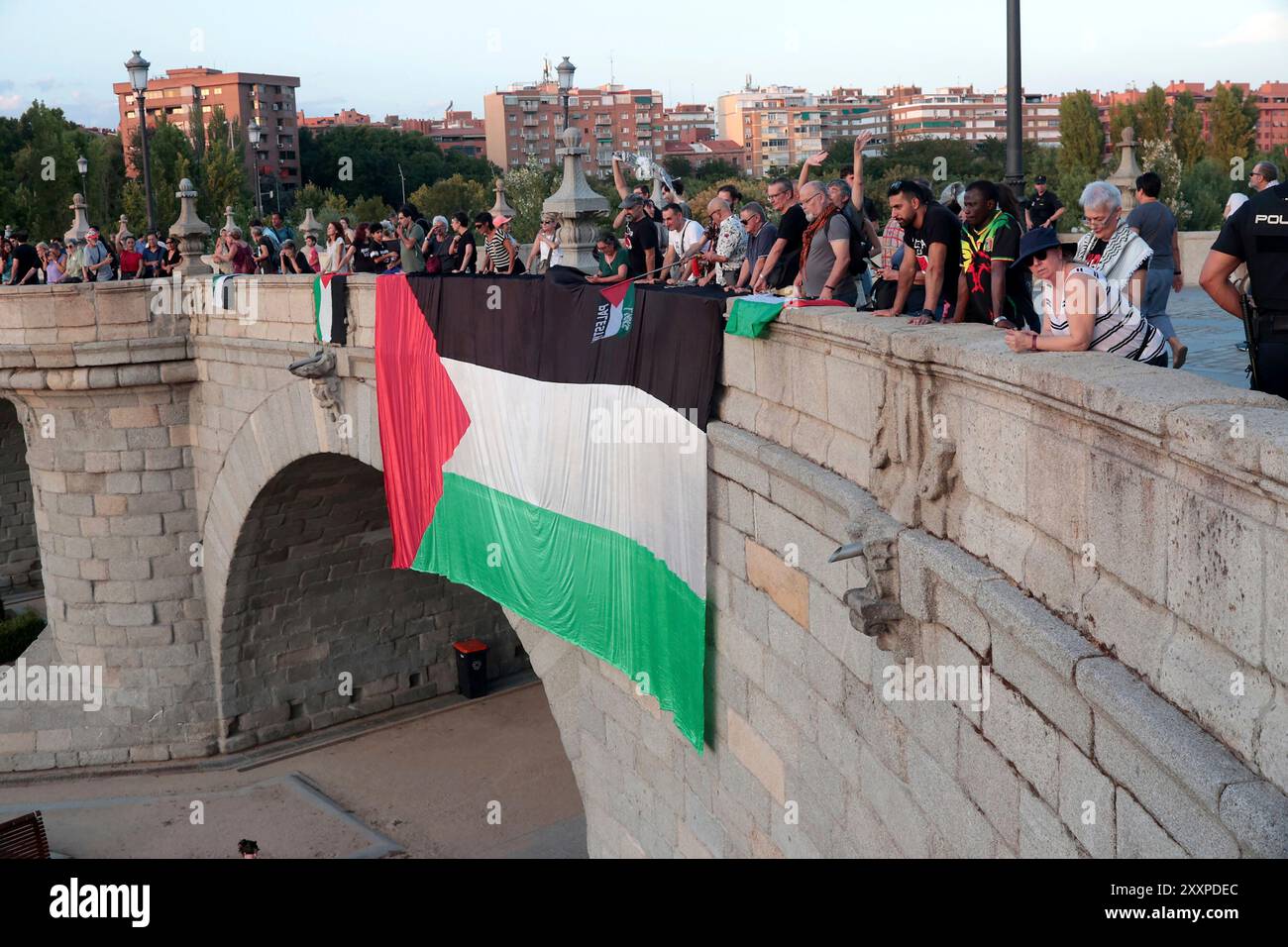 Madrid, spagnolo. 25 agosto 2024. Madrid, Regno di Spagna; 08/25/2024.- chiedono una bandiera sul ponte di Toledo a Madrid a sostegno della Palestina. Crediti: Juan Carlos Rojas/dpa/Alamy Live News Foto Stock