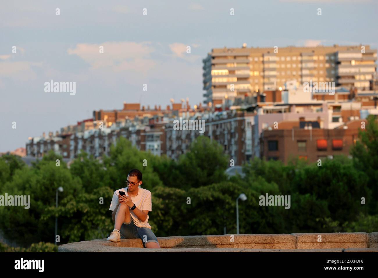 Madrid, spagnolo. 25 agosto 2024. Madrid, Regno di Spagna; 08/25/2024.- chiedono una bandiera sul ponte di Toledo a Madrid a sostegno della Palestina. Crediti: Juan Carlos Rojas/dpa/Alamy Live News Foto Stock