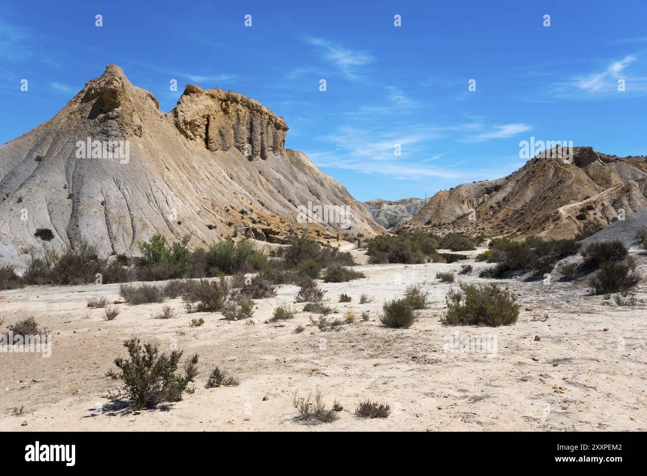 Paesaggio desertico secco con montagne sabbiose e arbusti sotto un cielo azzurro, Oasis de Lawrence de Arabia, Oasis, deserto del Tabernas, Desierto de Taberna Foto Stock