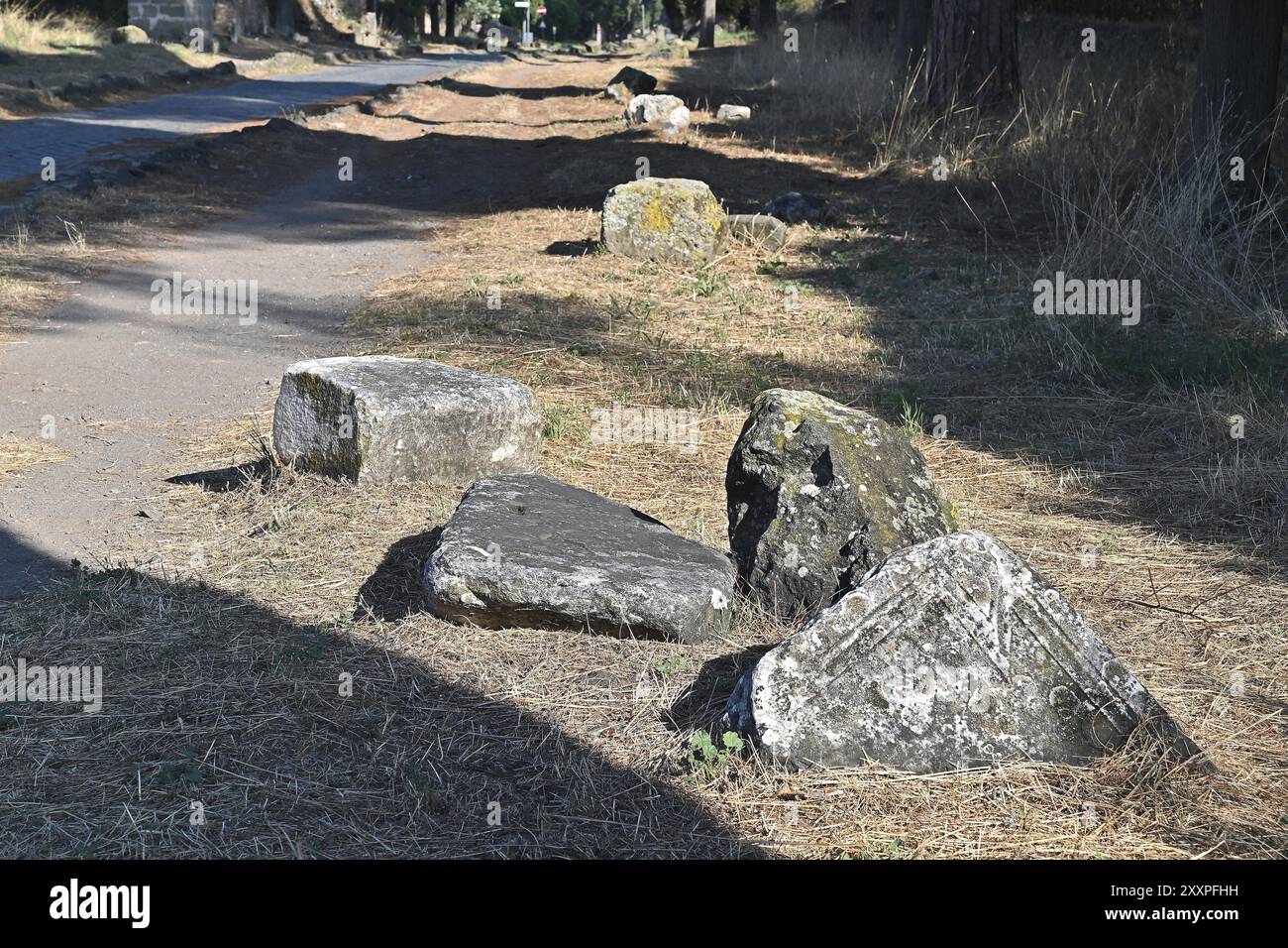 Frammenti di lapidi sul ciglio della strada Foto Stock
