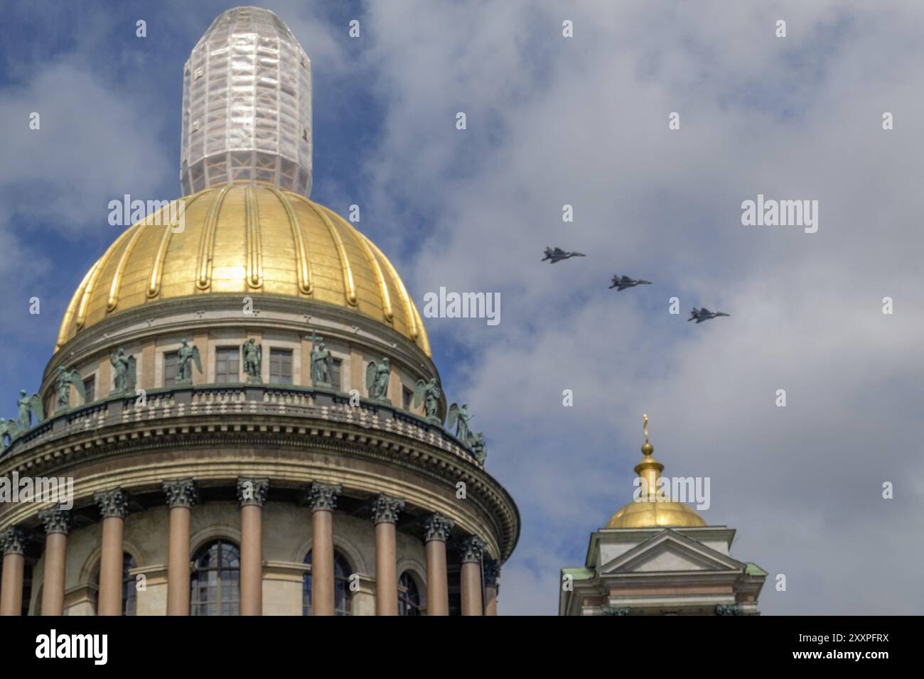 Tre getti volano nel cielo davanti a una cattedrale con una cupola dorata, san pietroburgo, Mar baltico, russia Foto Stock