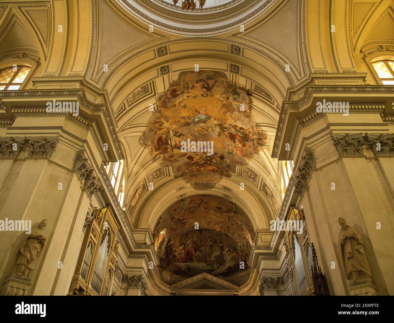 Ammira una chiesa barocca con dipinti ornati sul soffitto e un'impressionante architettura interna, montserrat, spagna Foto Stock