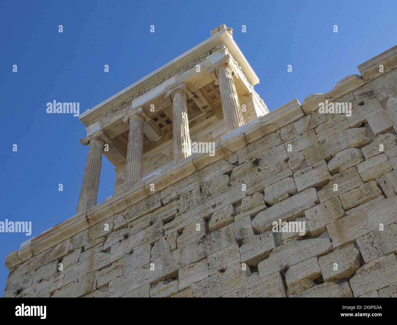 Antico tempio greco con colonne e muri in pietra sotto un cielo blu, atene, grecia Foto Stock