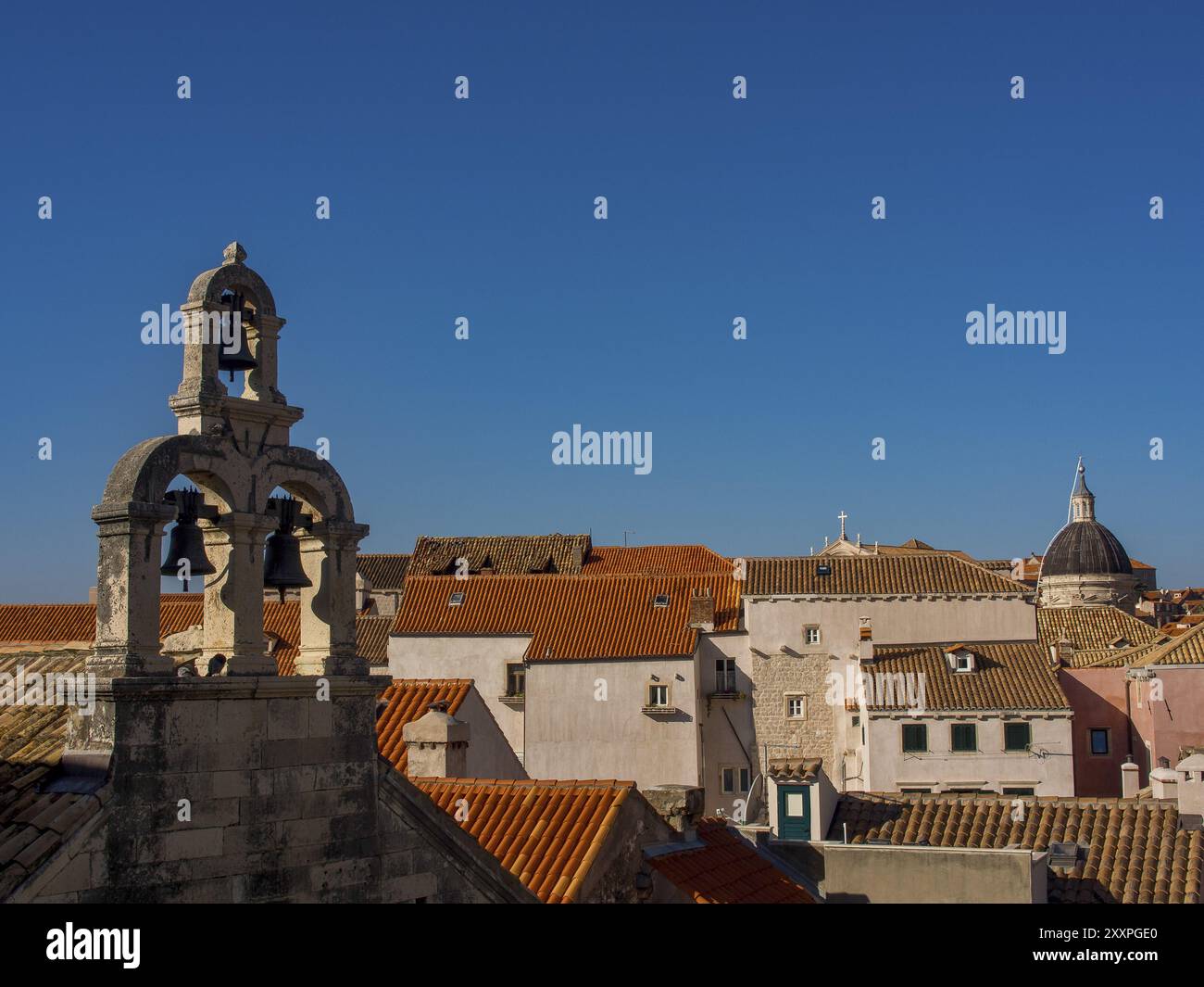 Storico skyline della città con torre e cupola della chiesa, circondato da tetti e cielo limpido, dubrovnik, Mar Mediterraneo, Croazia, Europa Foto Stock