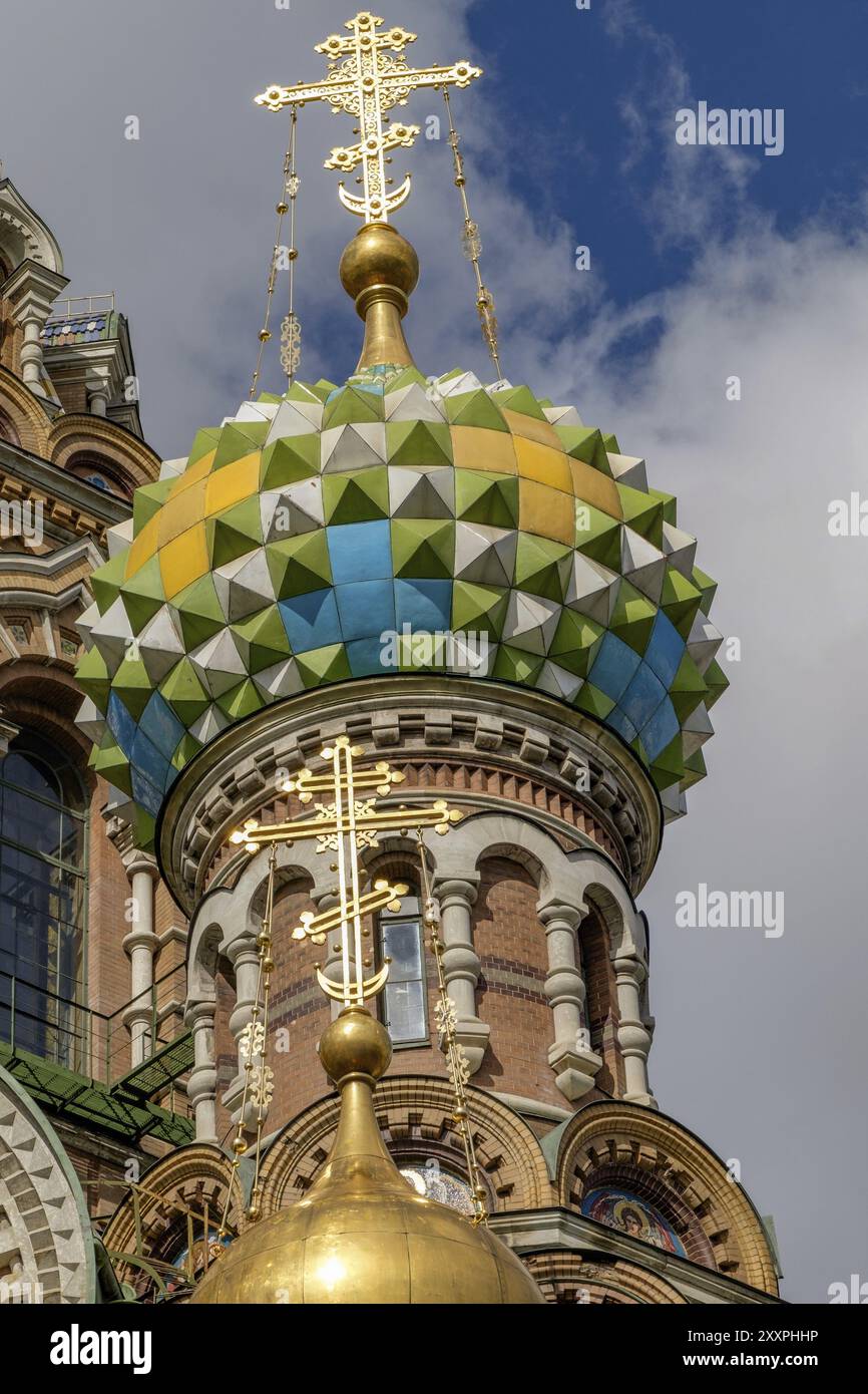 Cupole luminose di una chiesa russa, riccamente decorate in tonalità verde, blu e oro contro un cielo nuvoloso Foto Stock