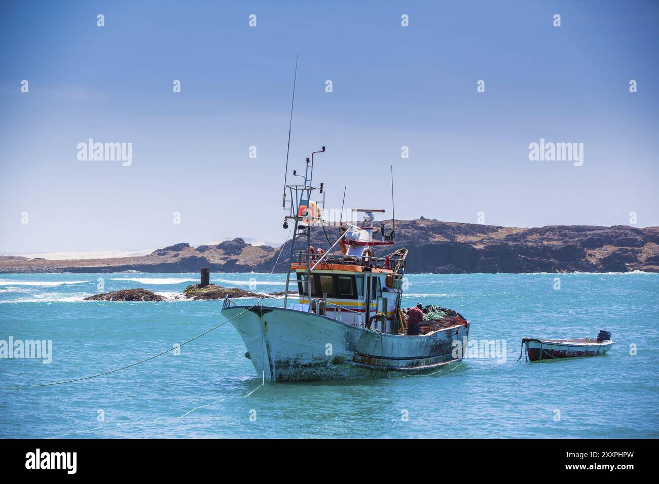 Nave all'ancora nel porto Foto Stock