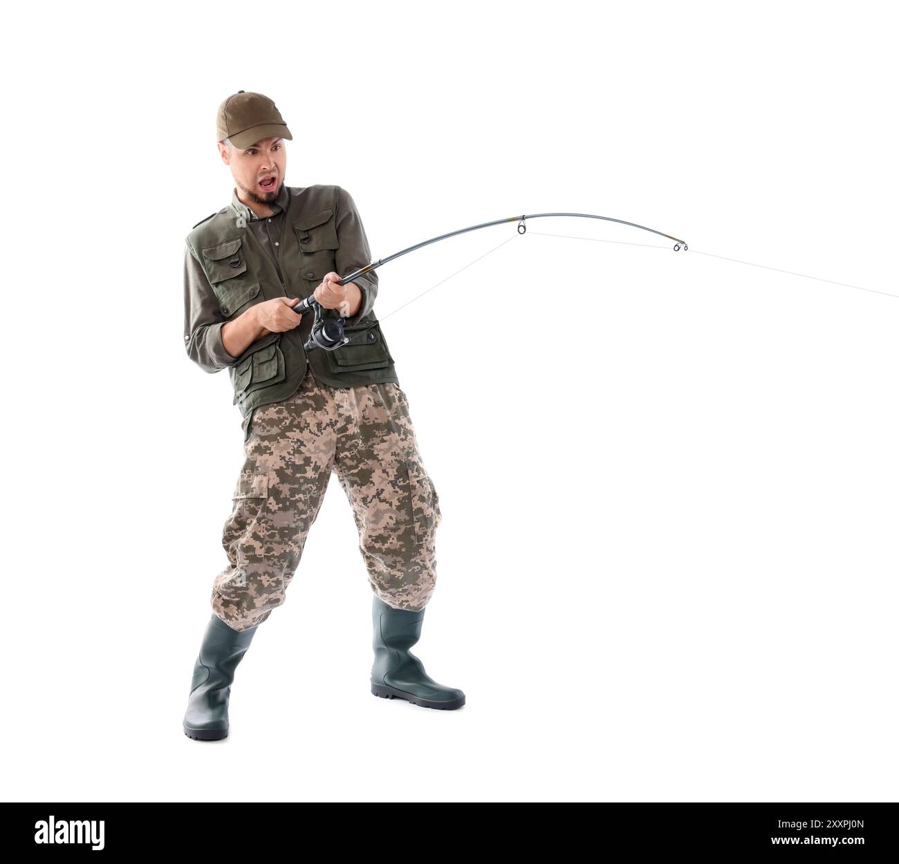 Pescatore emozionante con pesca con canna da pesca su sfondo bianco Foto Stock