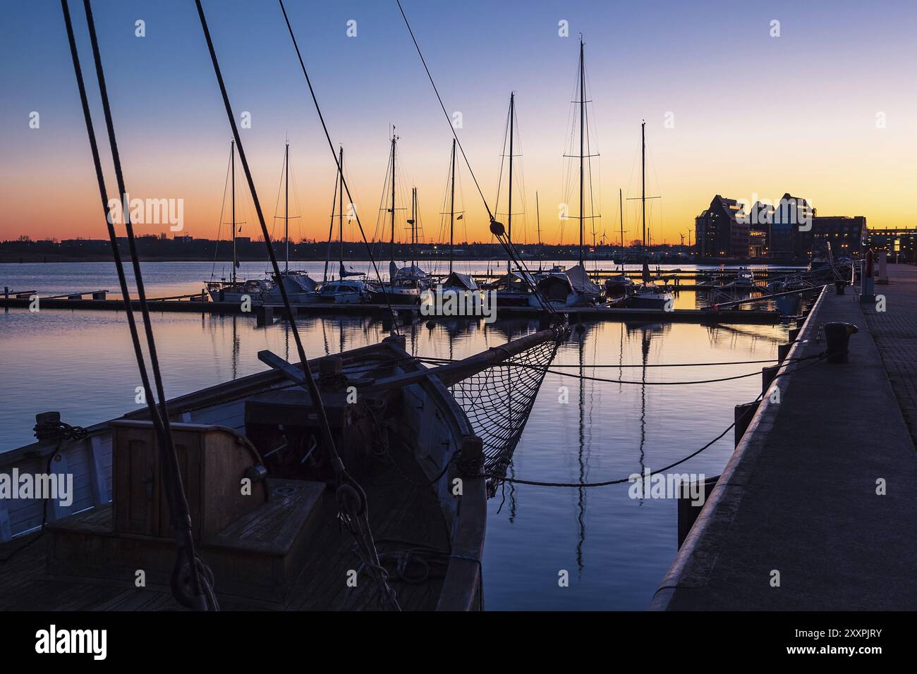 Il porto cittadino di Rostock la mattina Foto Stock