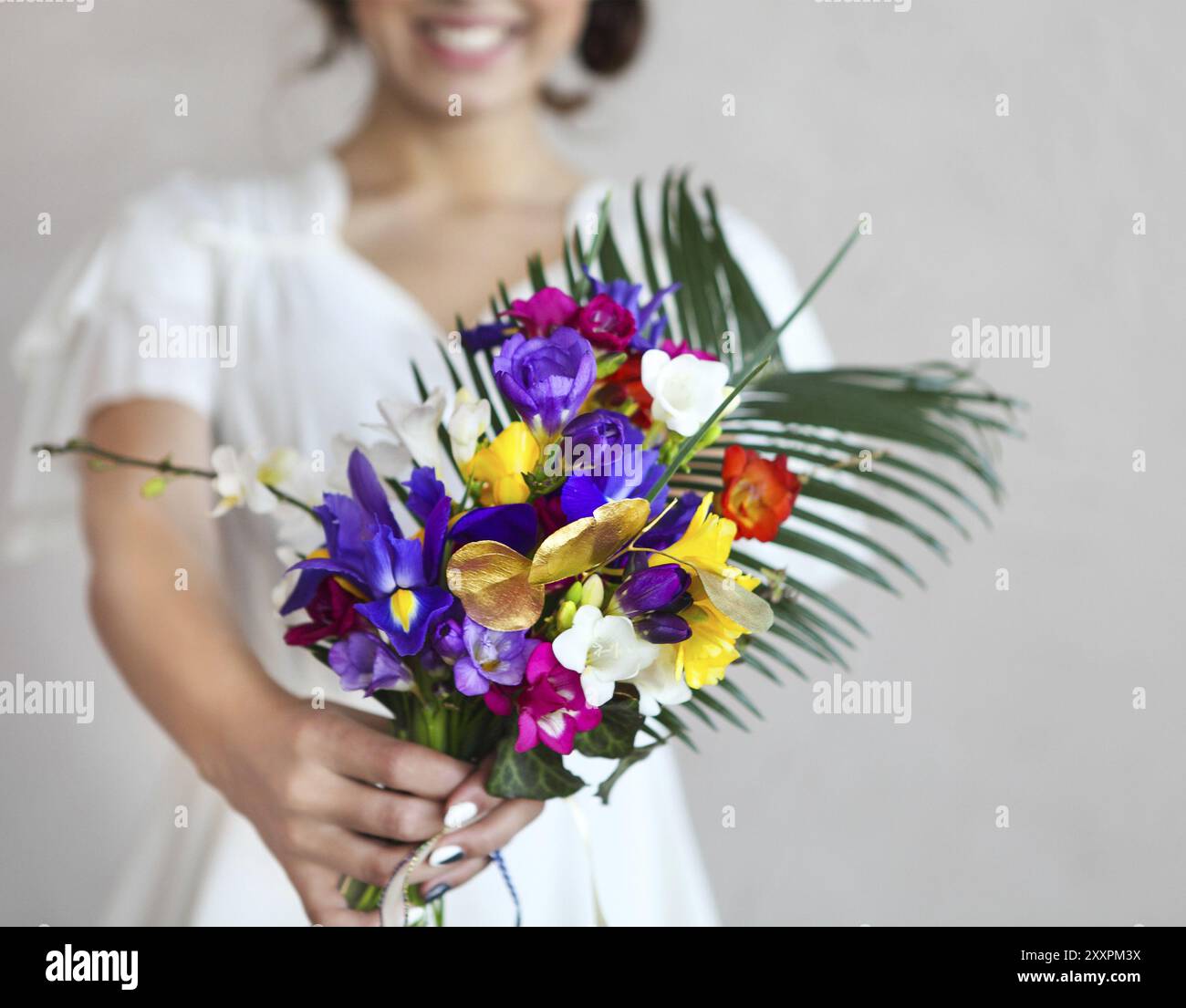 Bella colorato bouquet di nozze in sposa la mano Foto Stock