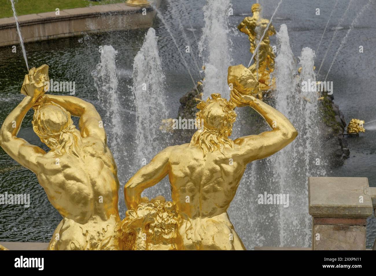 Vista dettagliata di figure mitologiche dorate in una magnifica fontana con fontane, san pietroburgo, Mar baltico, russia Foto Stock