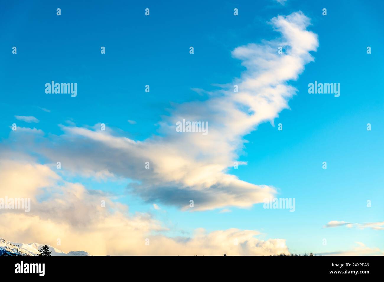 Cielo blu con nuvole bellissime e irregolari per l'uso sostitutivo del cielo. Preso nella stagione invernale nel nord del Canada con cieli di uccelli rossi Foto Stock