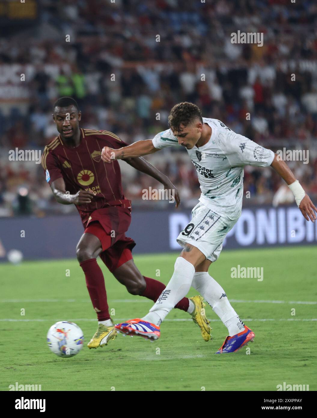 Roma, Italia. 25 agosto 2024. Sebastiano Esposito (R) di Empoli spara durante una partita di serie A tra Roma e Empoli, a Roma, in Italia, 25 agosto 2024. Crediti: Li Jing/Xinhua/Alamy Live News Foto Stock