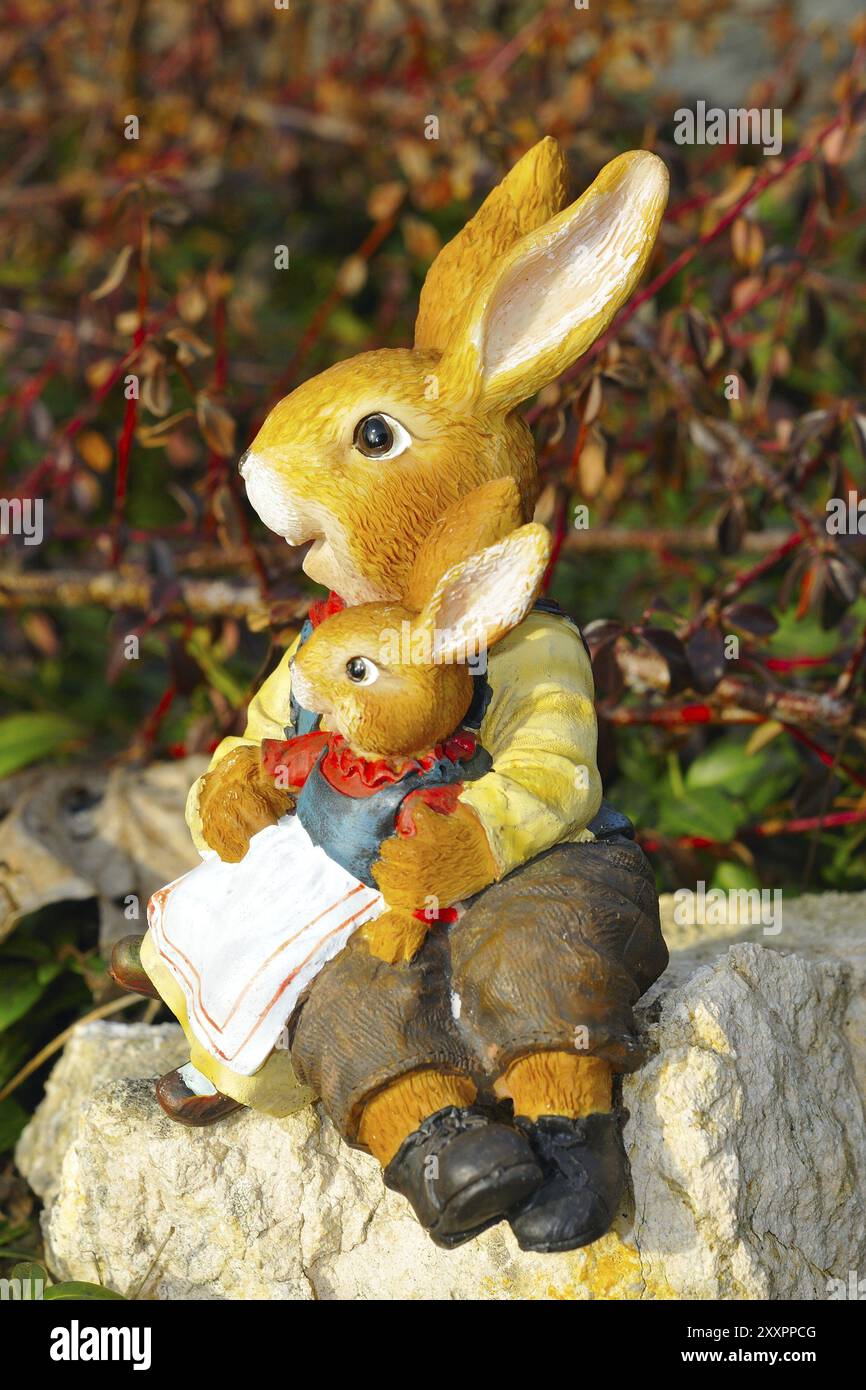 Famiglia coniglietto di Pasqua. Coniglietti di Pasqua seduti in giardino Foto Stock