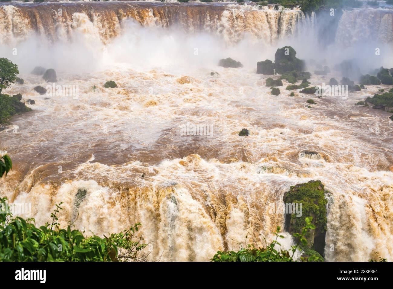 Vista del potente rapide del fiume Iguazu a belle cascate di Iguazu in Brasile Foto Stock