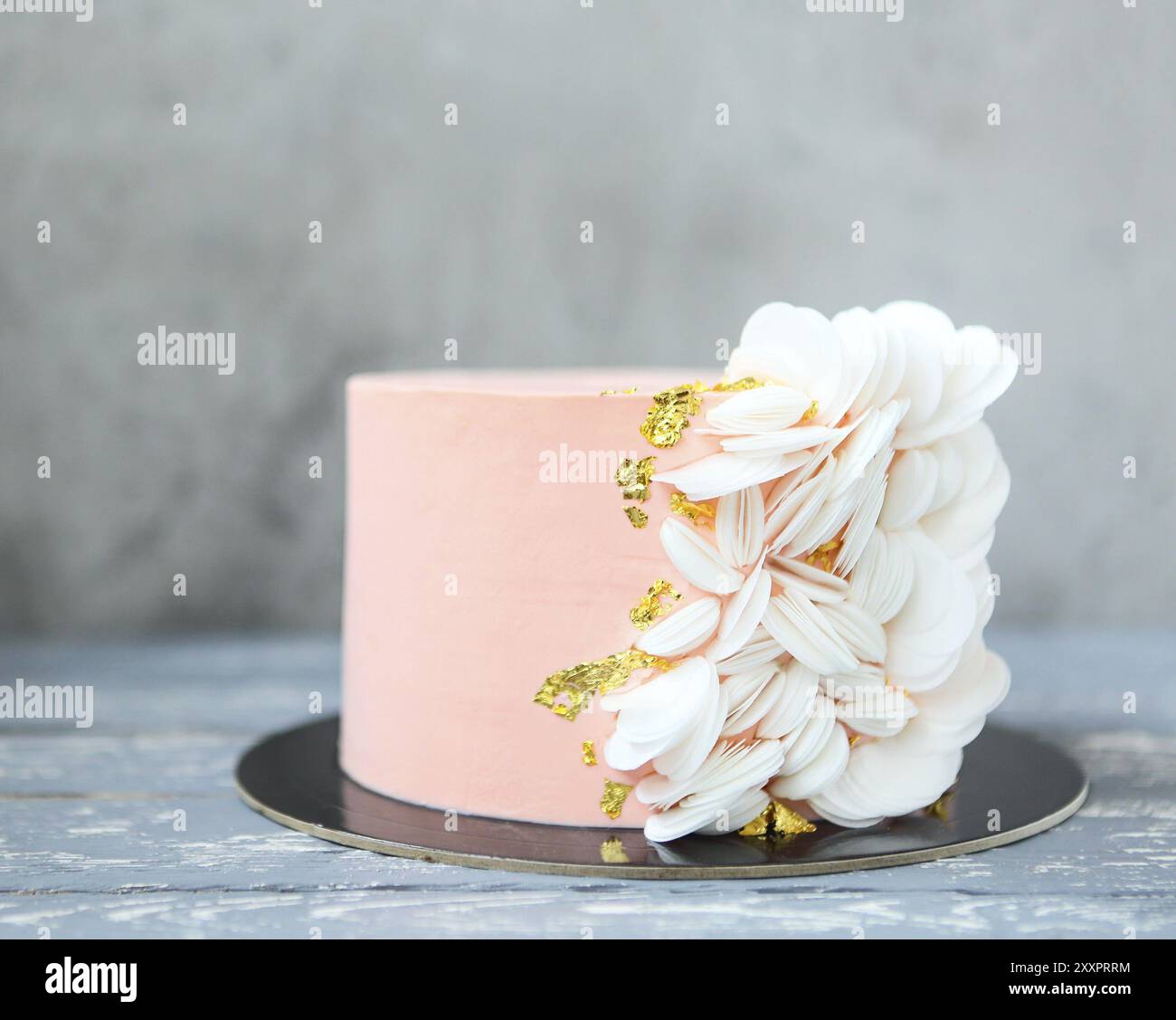 Mini rosa elegante torta di nozze con carta di wafer e decorazioni in oro Foto Stock