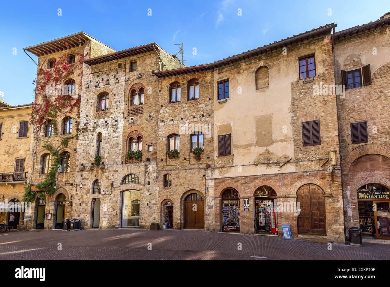 San Gimignano, Toscana, Italia, 25 ottobre 2018: Vecchia strada e case medioevali nella città toscana, popolare destinazione turistica, Europa Foto Stock