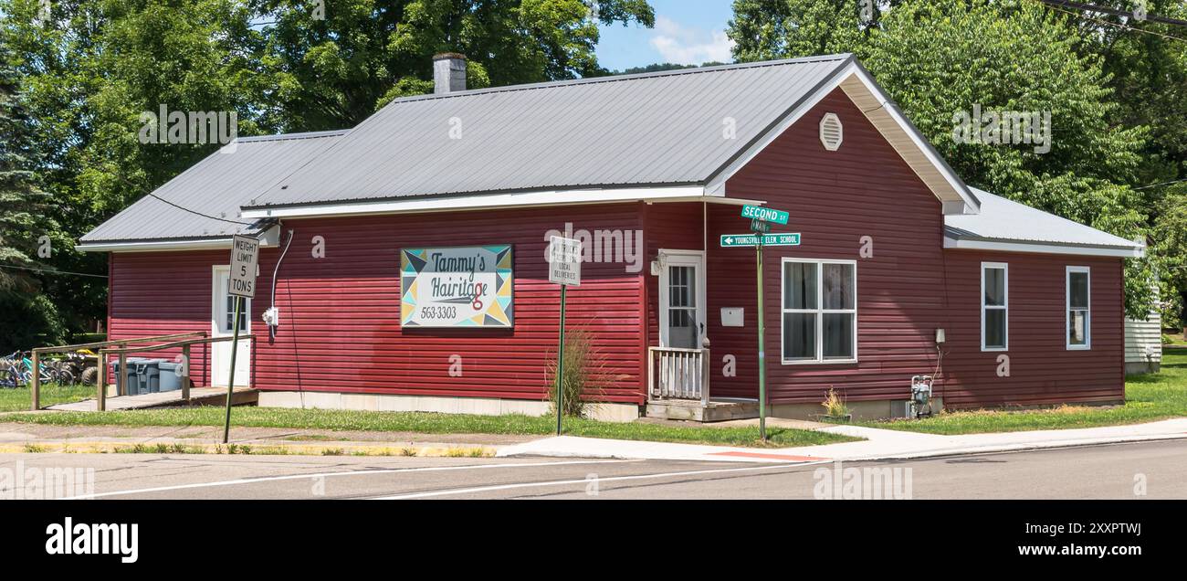 Un parrucchiere all'angolo a Youngsville, Pennsylvania, Stati Uniti Foto Stock