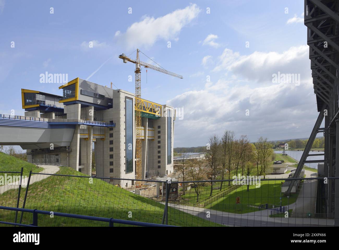 Seggiovia Niederfinow nel Brandeburgo. Lo skilift per barche Niederfinow in Germania. Canale Oder-Havel vicino a Niederfinow nel Brandeburgo. Edificio vecchio e nuovo Foto Stock