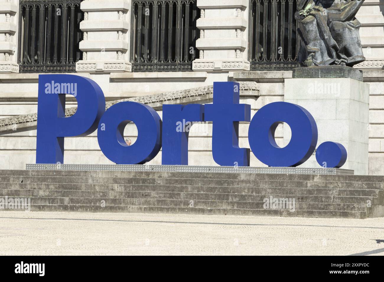 Luogo di interesse Letras do Porto, lettere blu con le lettere Porto di fronte al Gabinete do Municipe nel centro storico di Porto, Portug Foto Stock