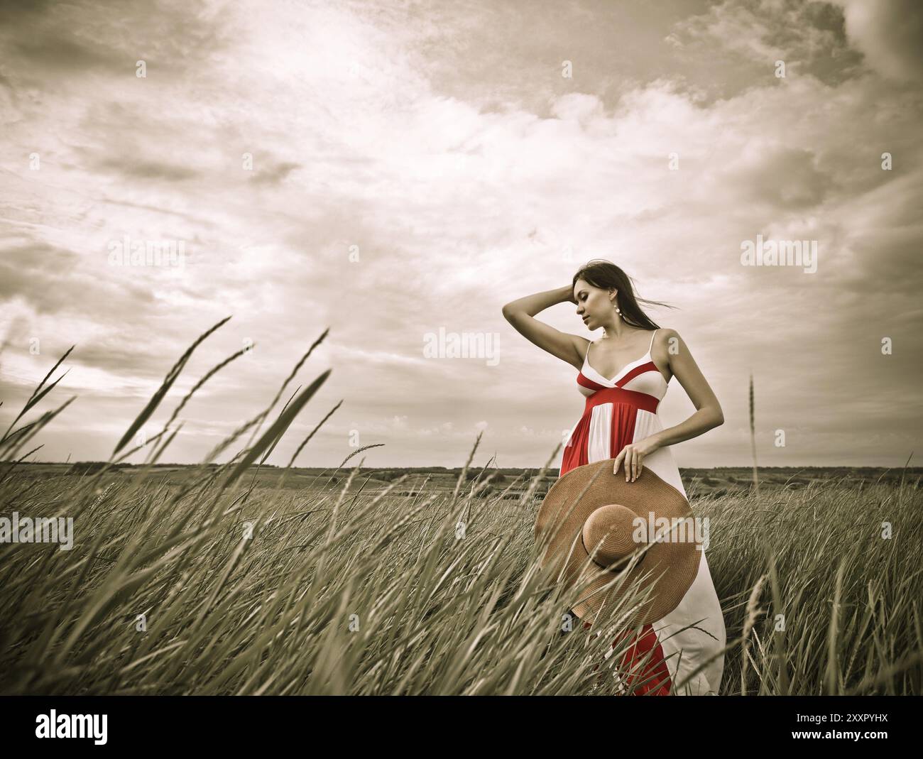 Bruna giovane donna con cappello in estate. Ritratto all'aperto Foto Stock