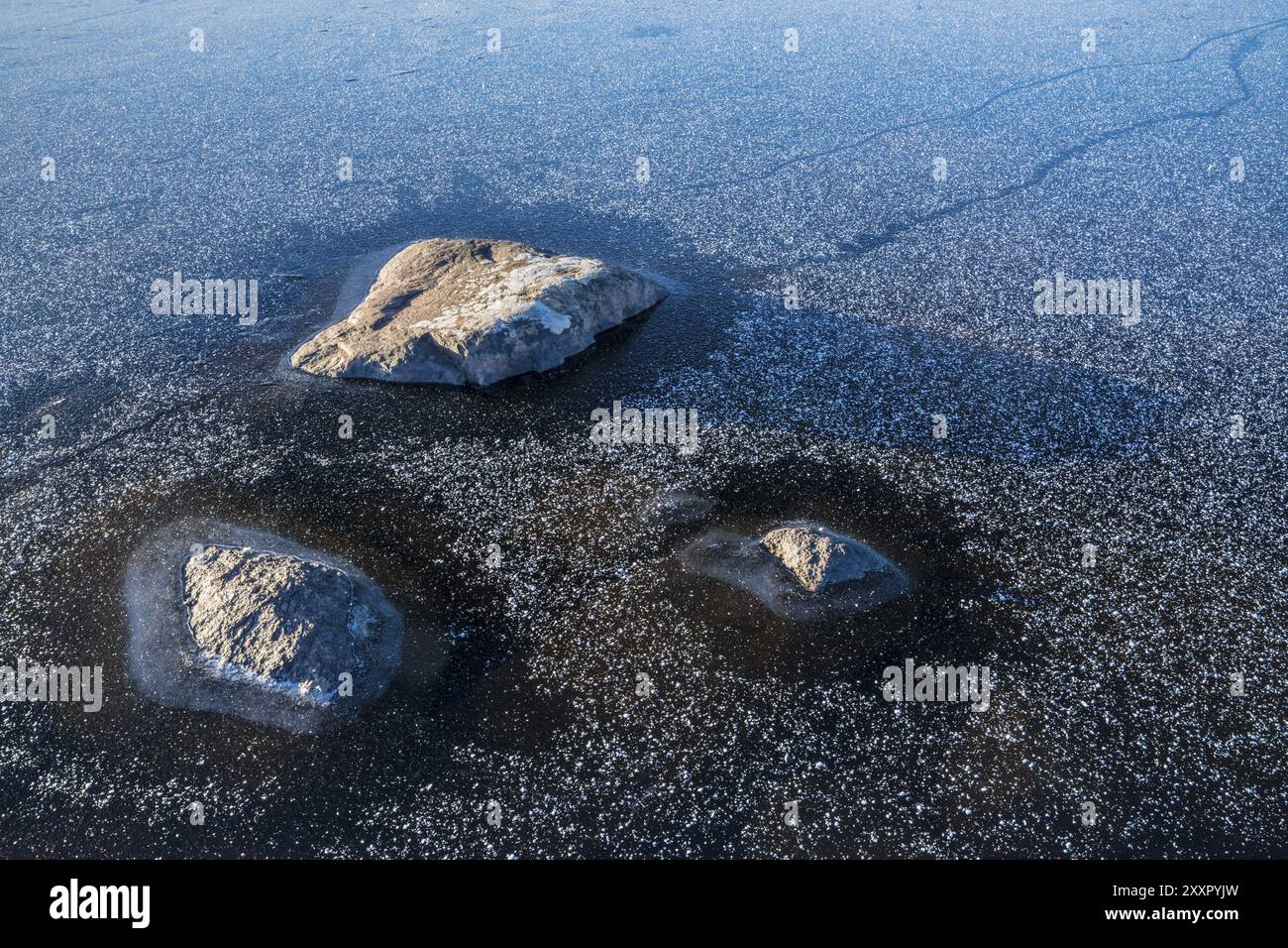 Pietre in un lago ghiacciato, Norrbotten, Lapponia, Svezia, ottobre 2017, Europa Foto Stock