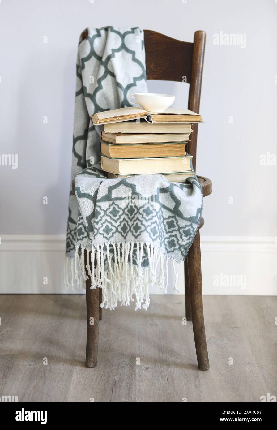 Tazza di caffè e libri sulla sedia in legno Foto Stock