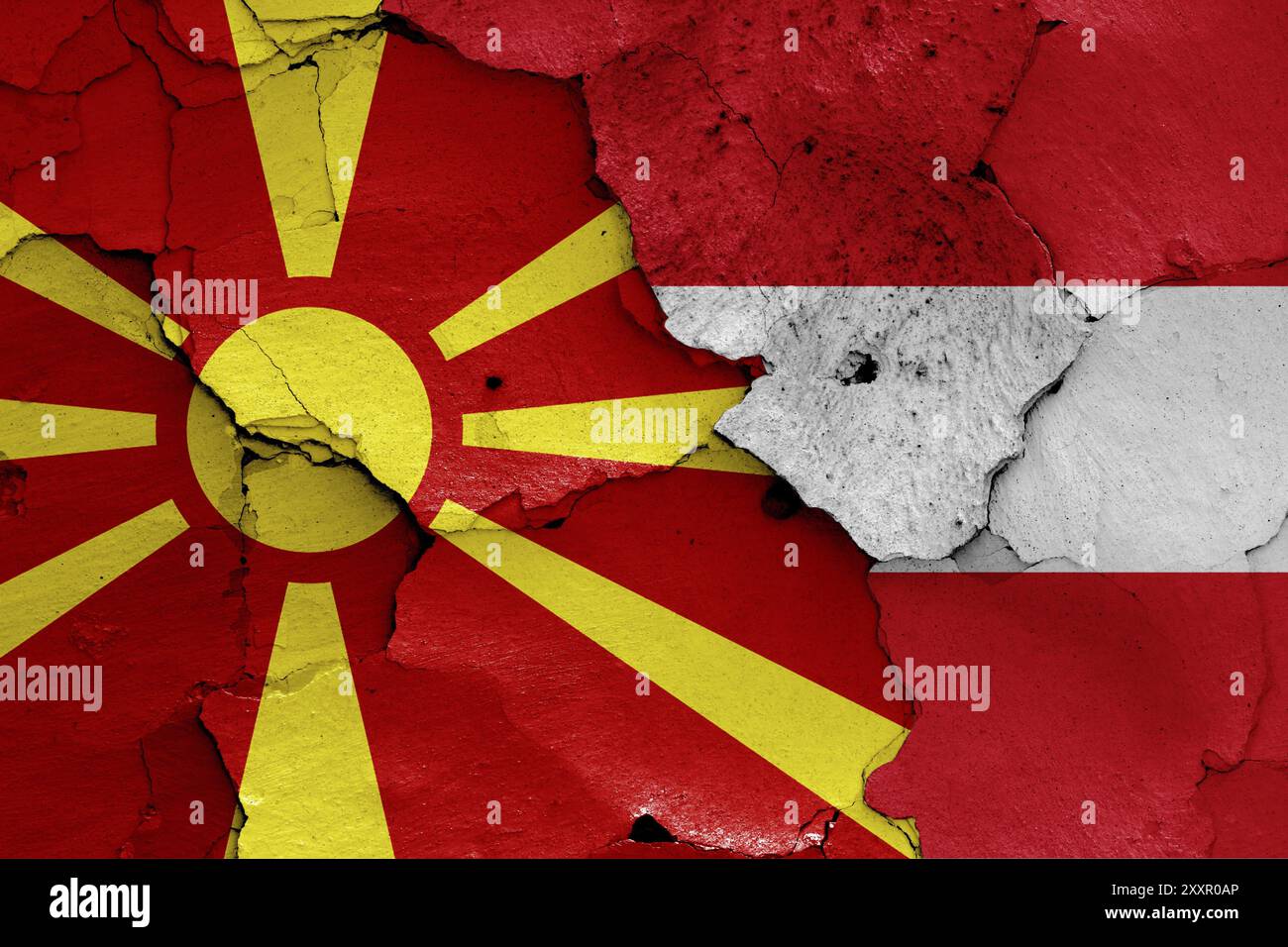 Bandiere della Macedonia del Nord e dell'Austria dipinte su un muro incrinato Foto Stock
