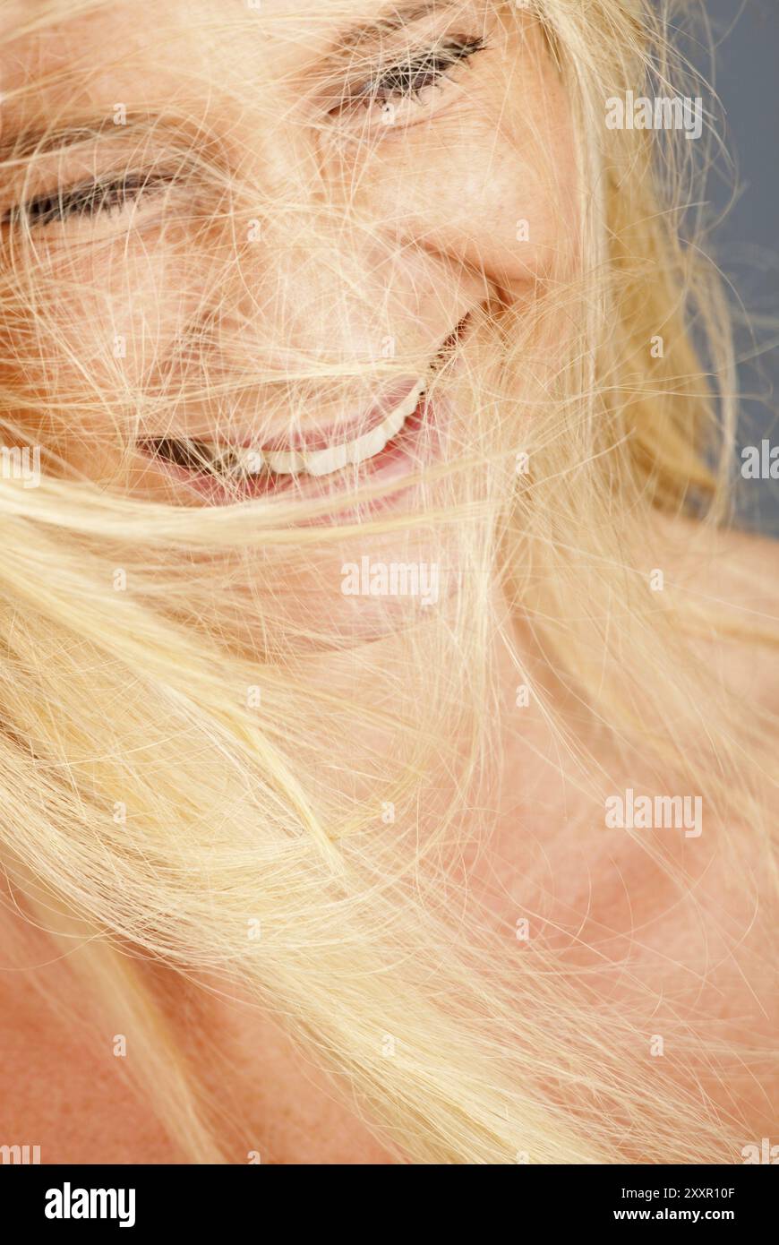 Bella giovane donna bionda con i capelli aggrovigliati Foto Stock