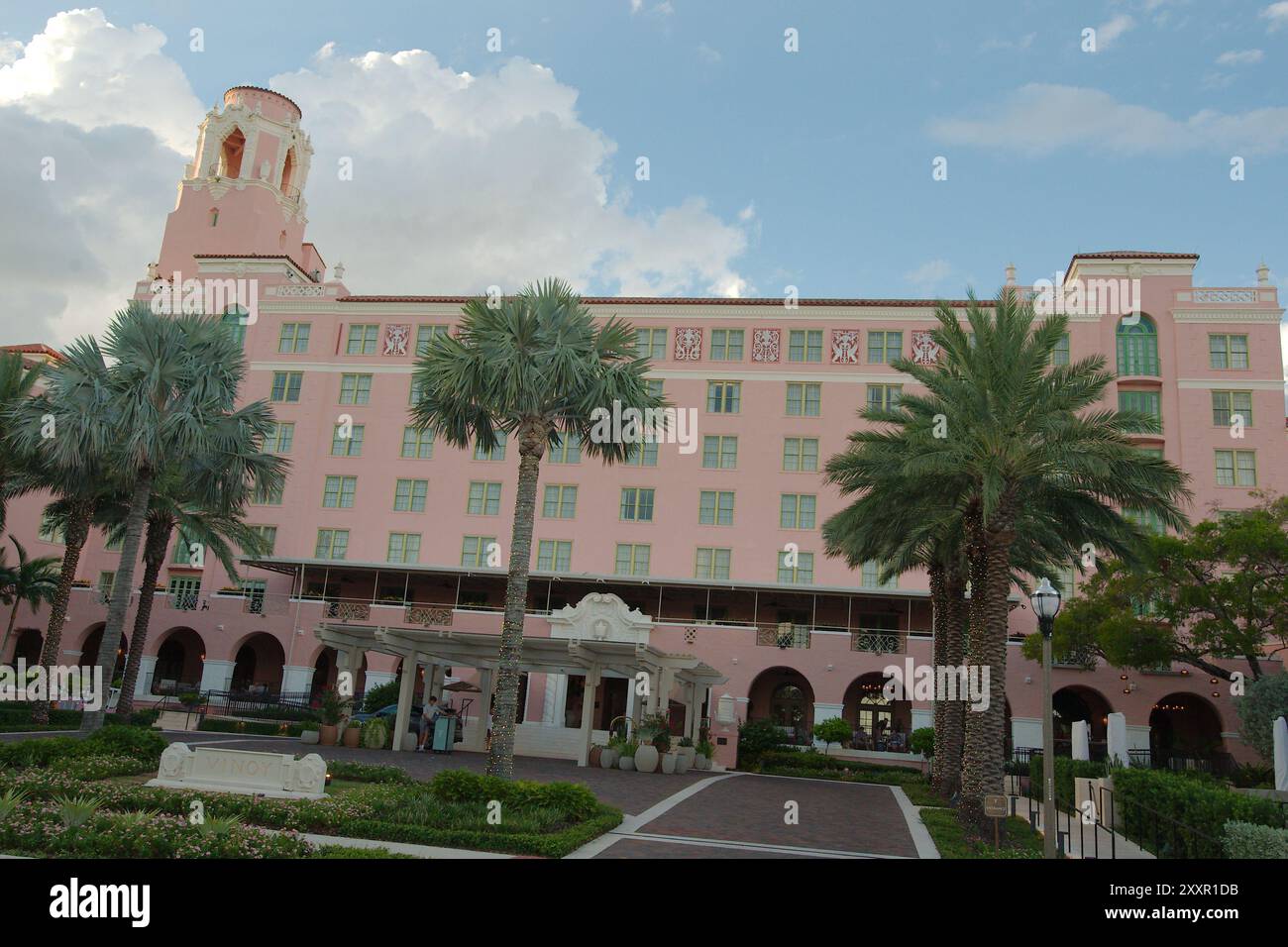 Solo per uso editoriale, St. Petersburg, Florida, USA, 24 agosto, 2024. il Vinoy Resort Golf Club si affaccia da sud con cielo blu, nuvole bianche, verde Foto Stock