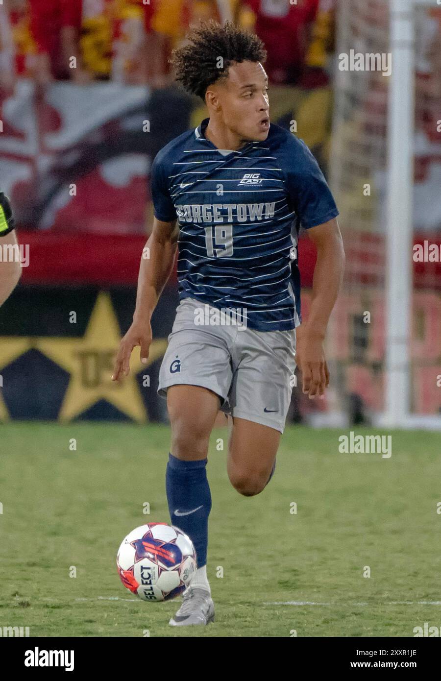 College Park, Stati Uniti. 25 agosto 2024. COLLEGE PARK, MD. - AGOSTO 25: Georgetown Hoyas centrocampista Zach Zengue (19) sull'attacco durante una partita di calcio universitaria tra Georgetown Hoyas e Maryland Terrapins il 25 agosto 2024, a Ludwig Field a College Park, Maryland. (Foto di Tony Quinn/SipaUSA) credito: SIPA USA/Alamy Live News Foto Stock