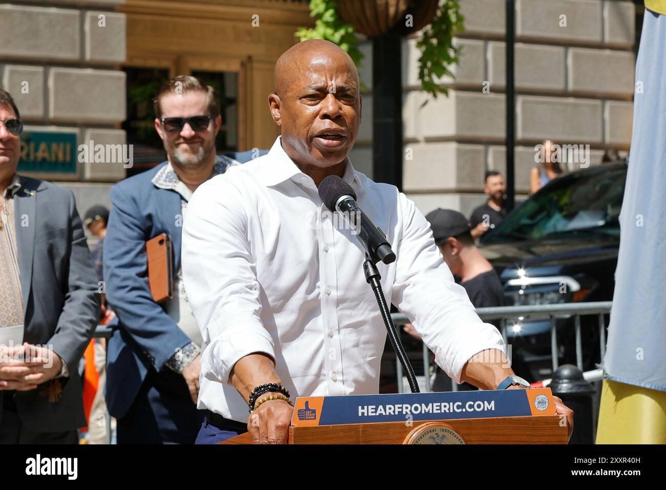 New York, USA, 24 agosto 2024 - il sindaco di New York Eric Adams pronuncia le sue osservazioni durante una cerimonia di alzata della bandiera in onore dell'Ucraina Independence Day al Bowling Green Park di Manhattan sabato 24 agosto 2024. La cerimonia ha segnato il continuo sostegno dei newyorkesi all'Ucraina, mentre il paese continua ad affrontare le sfide dovute al conflitto in corso. Si uniscono oggi funzionari locali, diplomatici e membri della comunità ucraino-americana a New York. Foto: Luiz Rampelotto/EuropaNewswire Foto Stock